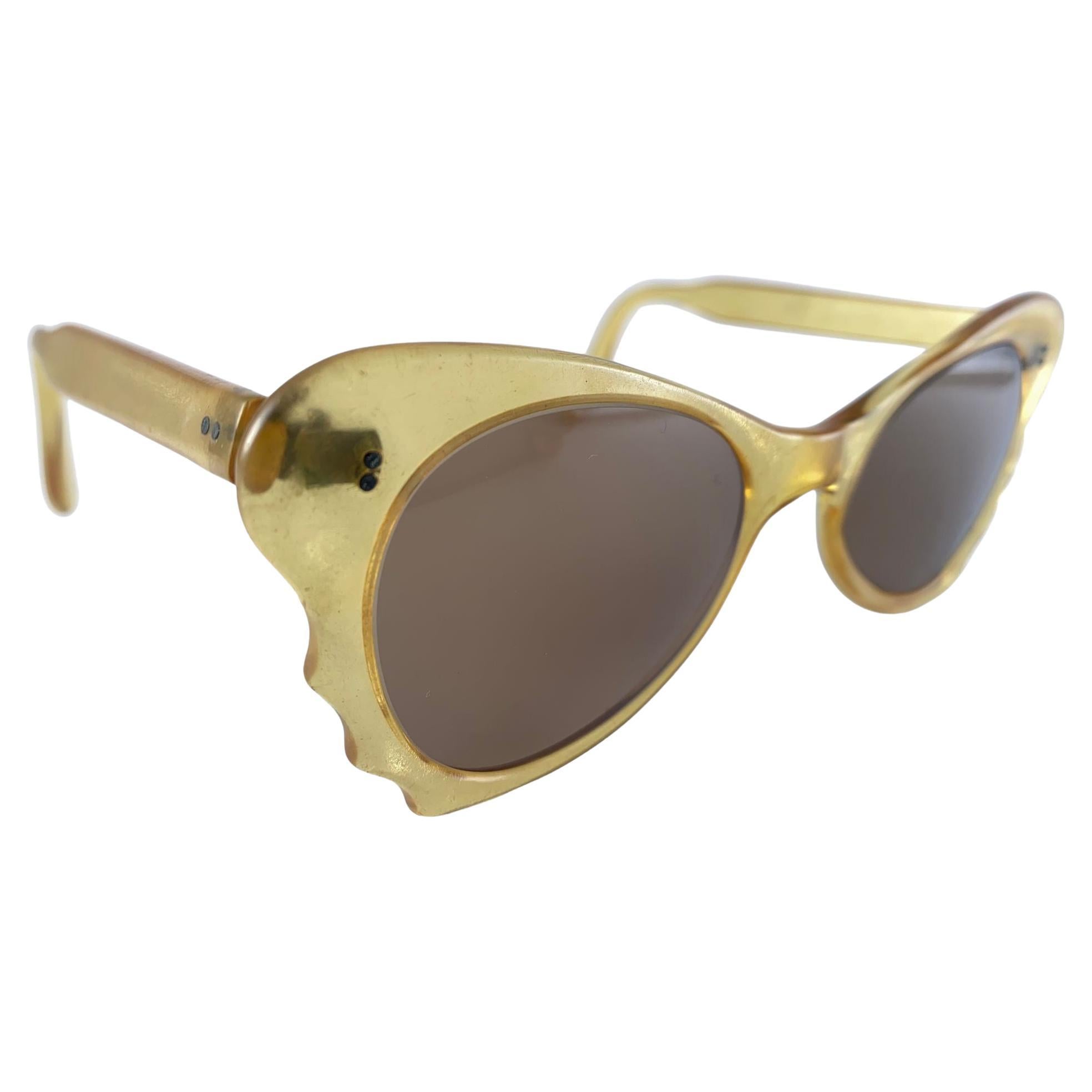 Montura Vintage Midcentury Cat Eyed En Una Suave Combinación De Amarillo Translúcido Con Lentes Marrón Medio.

 Fabricado en Francia.

 Este artículo muestra pequeños signos de desgaste debido al almacenamiento



Fabricado en Francia.



Frente    