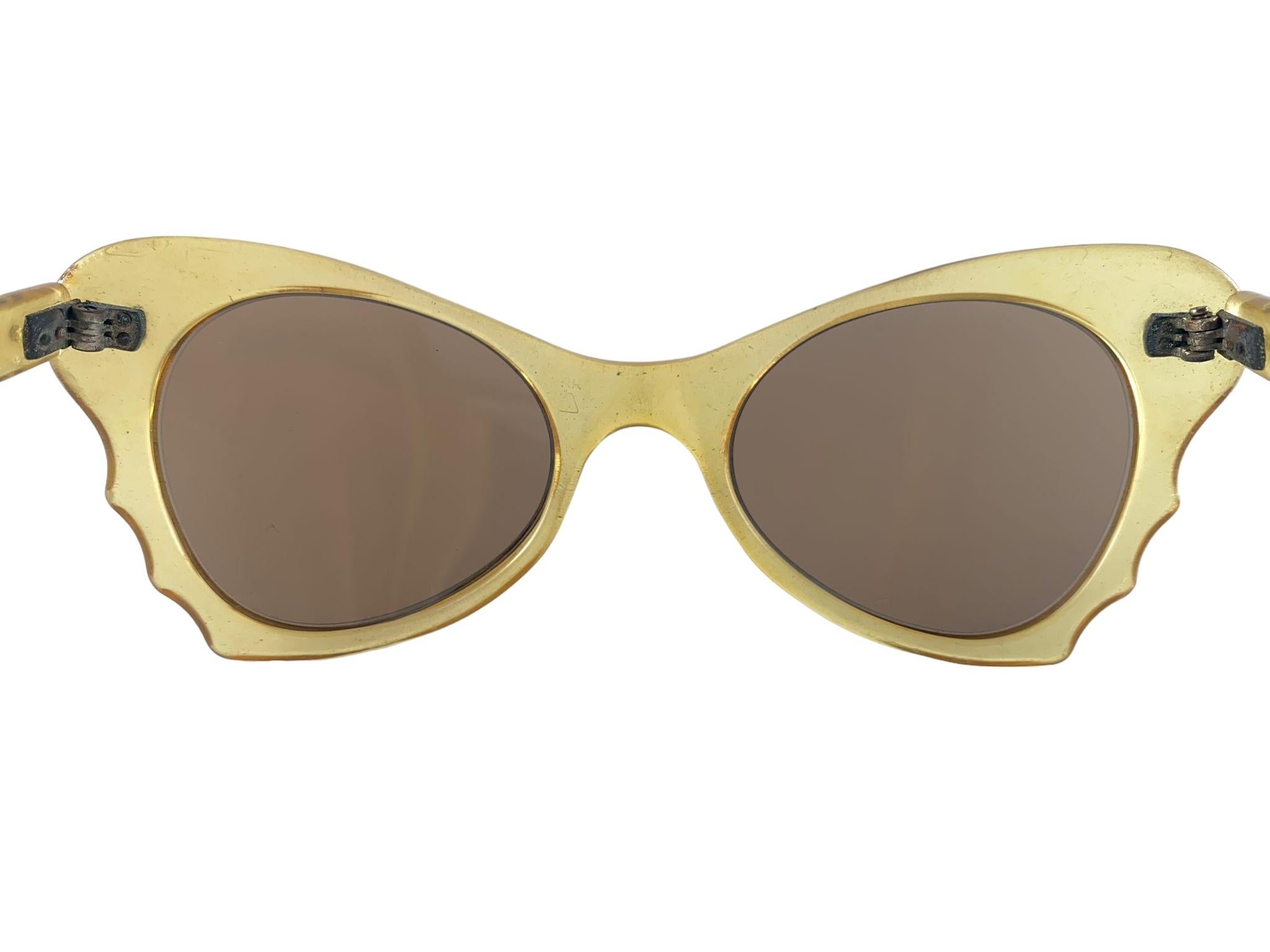Gafas de sol vintage de mediados de siglo a cuadros blancos y negros Años 60 Fabricadas en Francia Marrón en venta