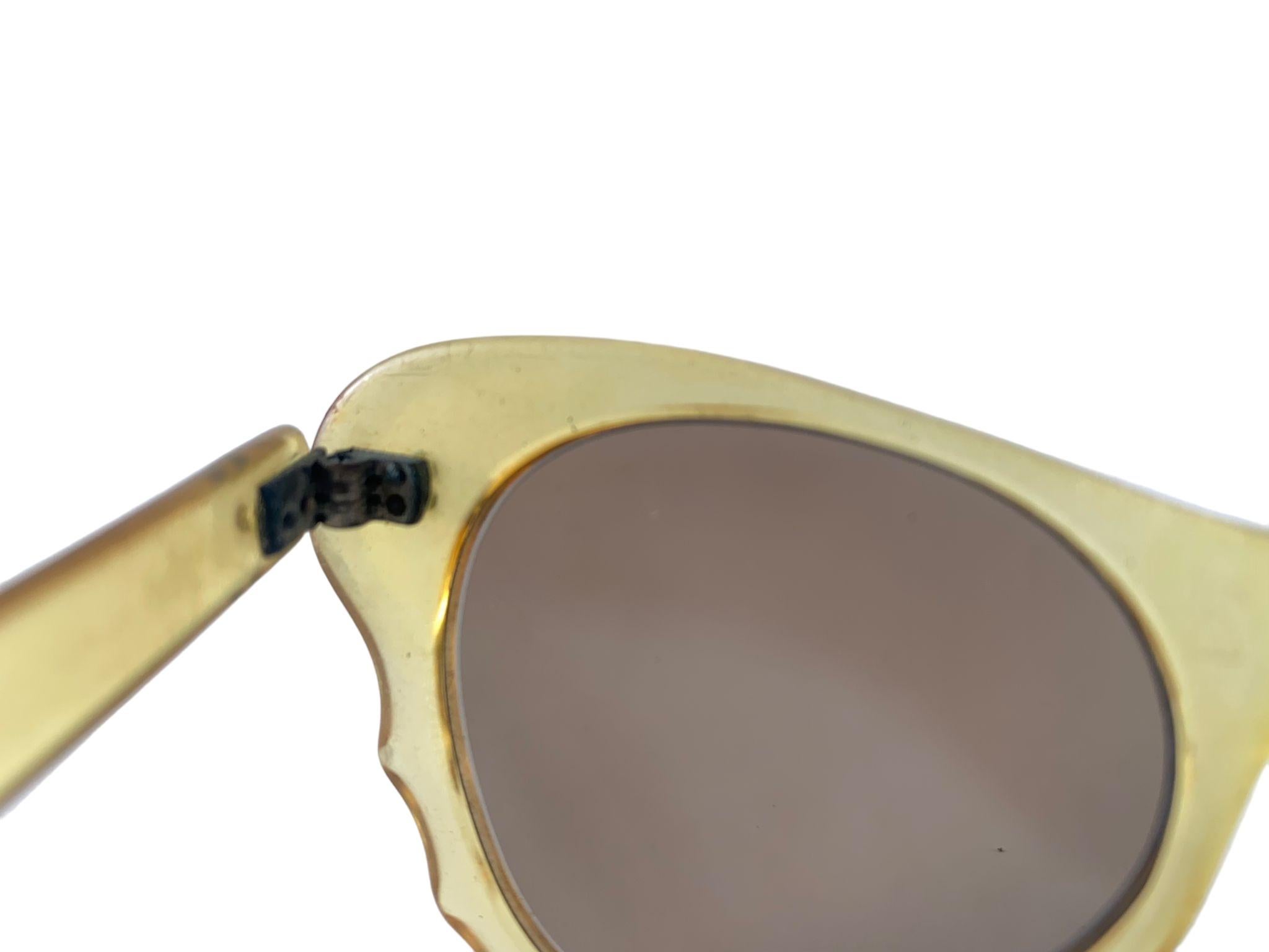 Gafas de sol vintage de mediados de siglo a cuadros blancos y negros Años 60 Fabricadas en Francia en venta 3