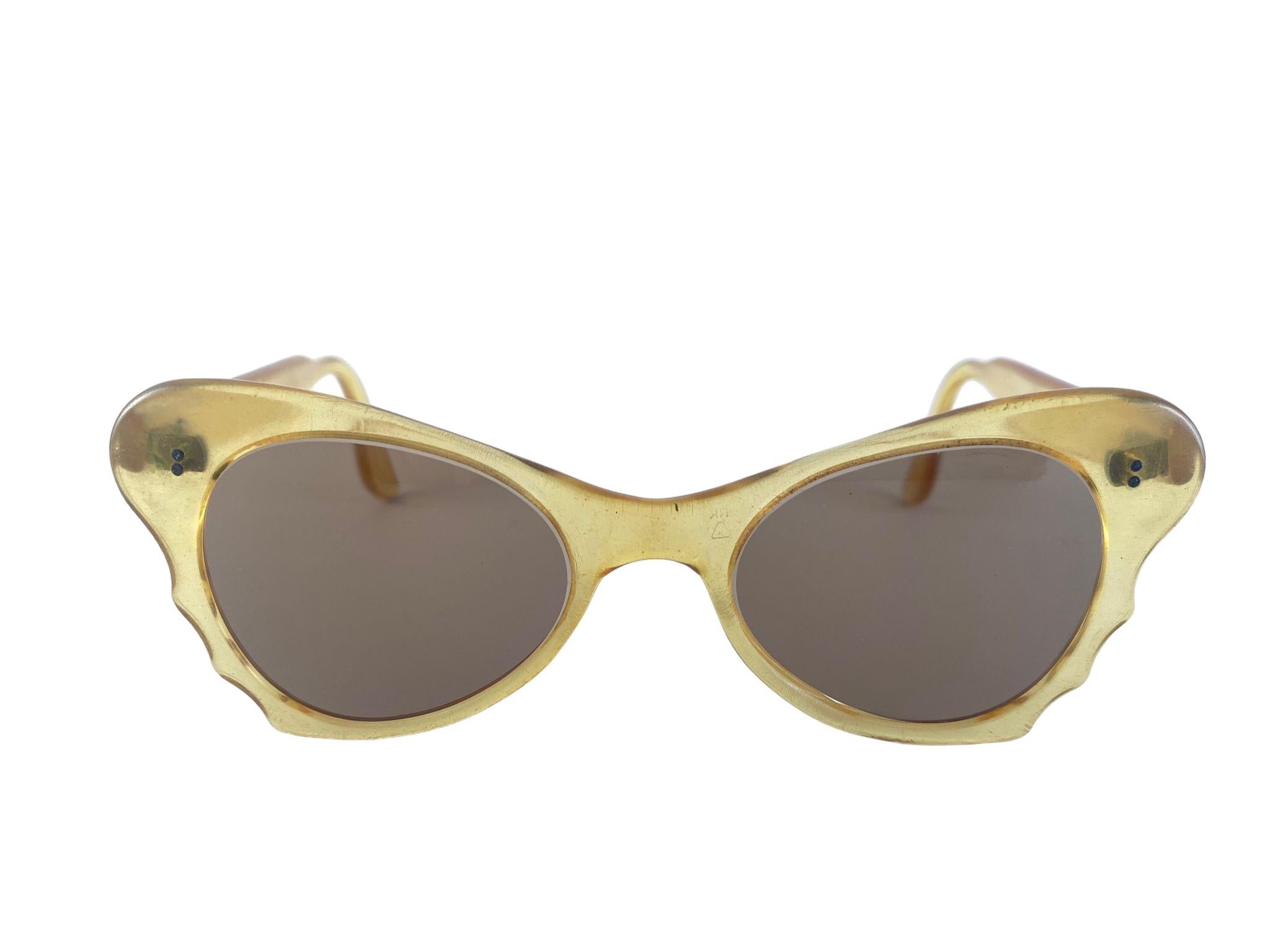 Gafas de sol vintage de mediados de siglo a cuadros blancos y negros Años 60 Fabricadas en Francia en venta 4