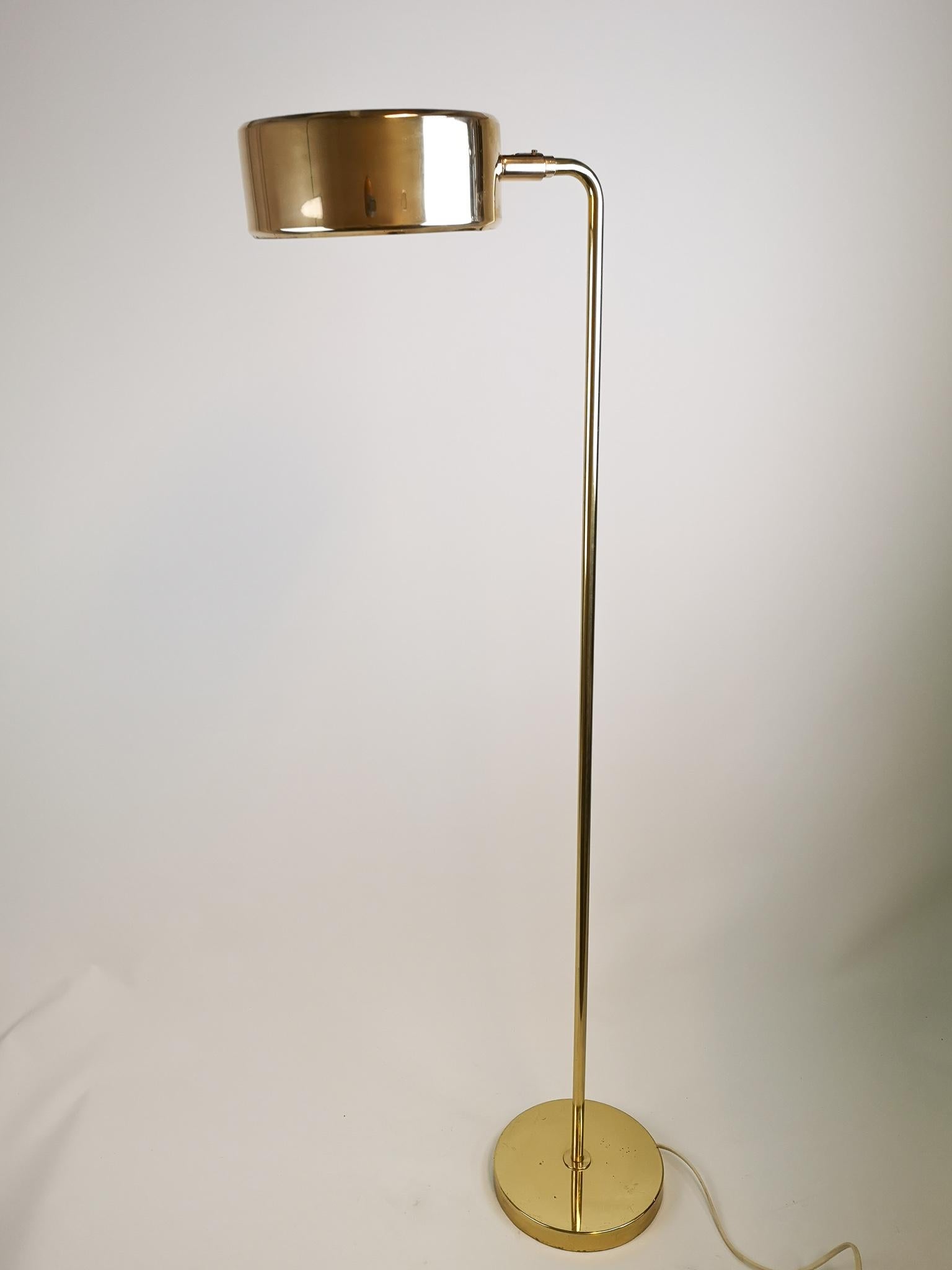 This floor lamp were designed by Anders Pehrson for Atelje Lyjktan Sweden in the early 1970s. It has a brass foot and brass details to the lamp as well as the shade is in brass. 

Fully functional, complete. Two standard sockets.

Overal good