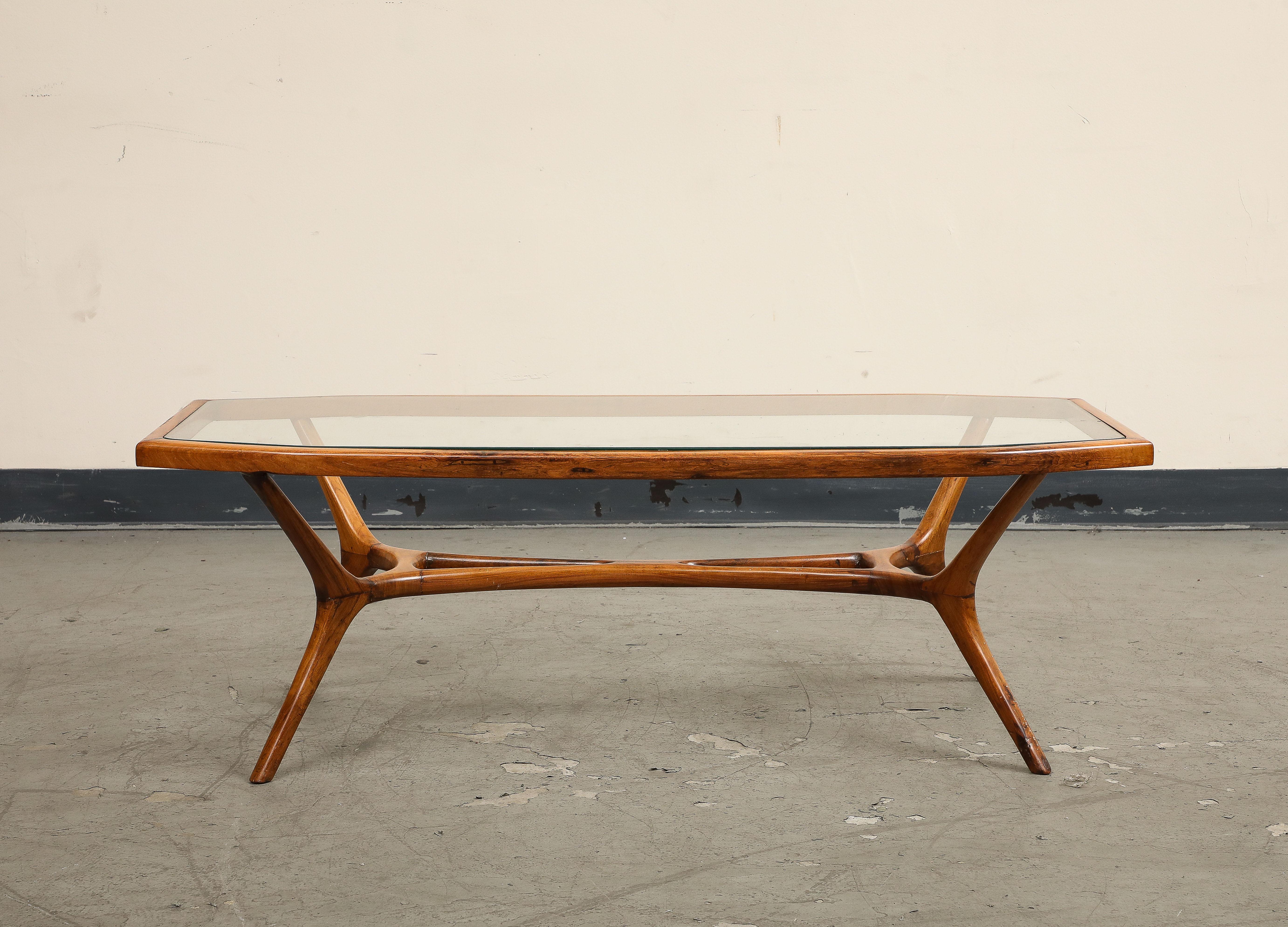 Vintage Couchtisch aus brasilianischem Holz aus der Mitte des Jahrhunderts mit eingelassener Glasplatte. 

Zusätzliche Abmessungen: 
- Glasplatte 1