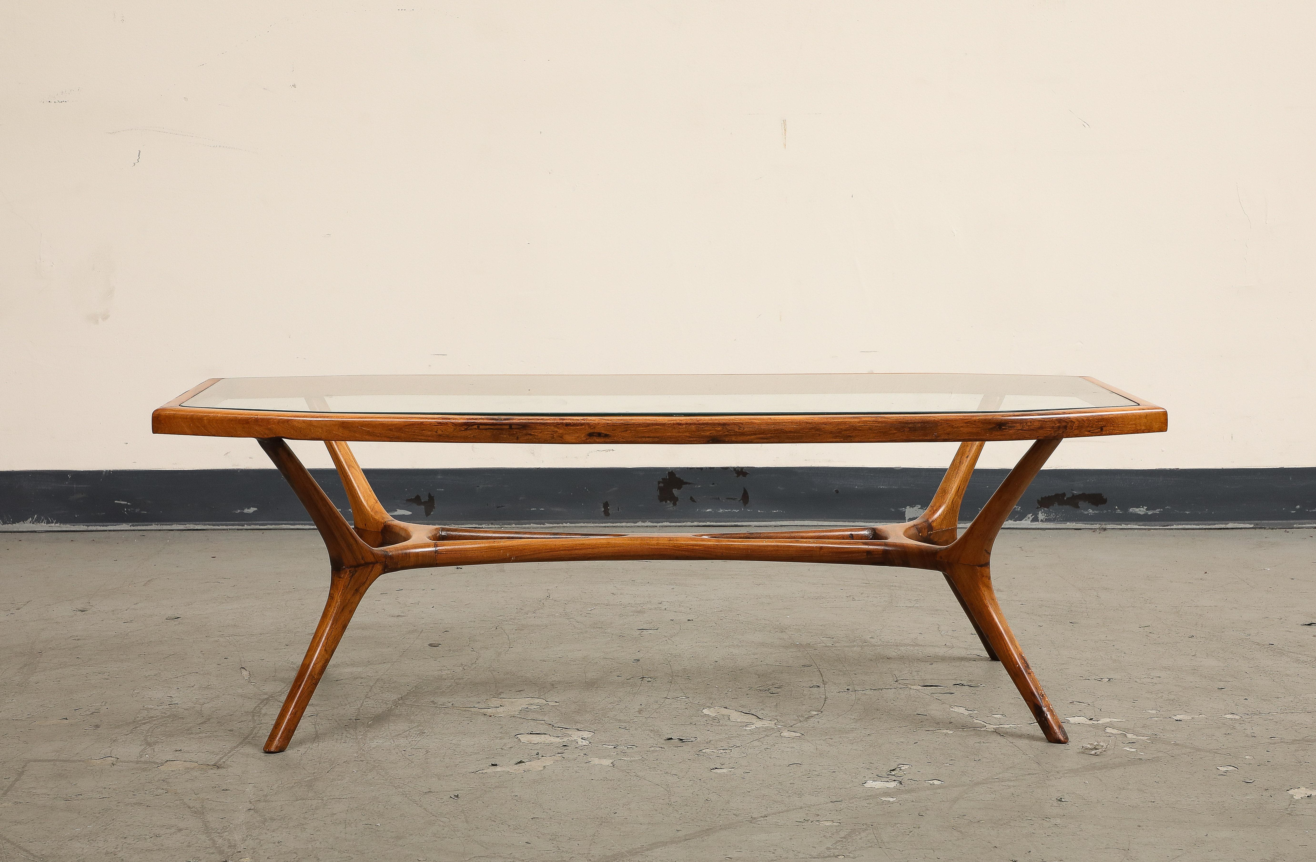 Brasilianischer Couchtisch aus der Mitte des Jahrhunderts aus Holz und Glas im Zustand „Gut“ im Angebot in Chicago, IL