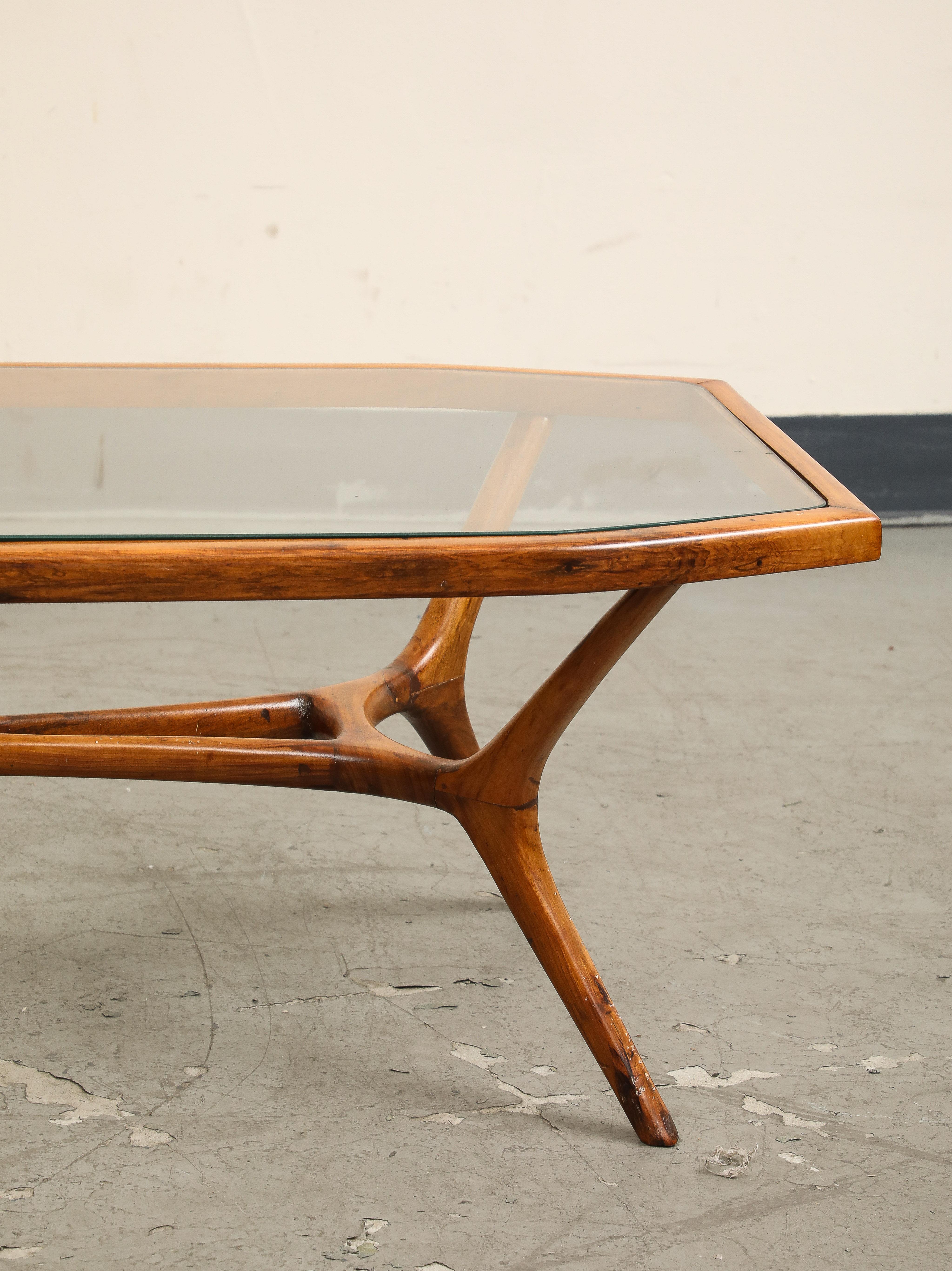 Brasilianischer Couchtisch aus der Mitte des Jahrhunderts aus Holz und Glas (20. Jahrhundert) im Angebot