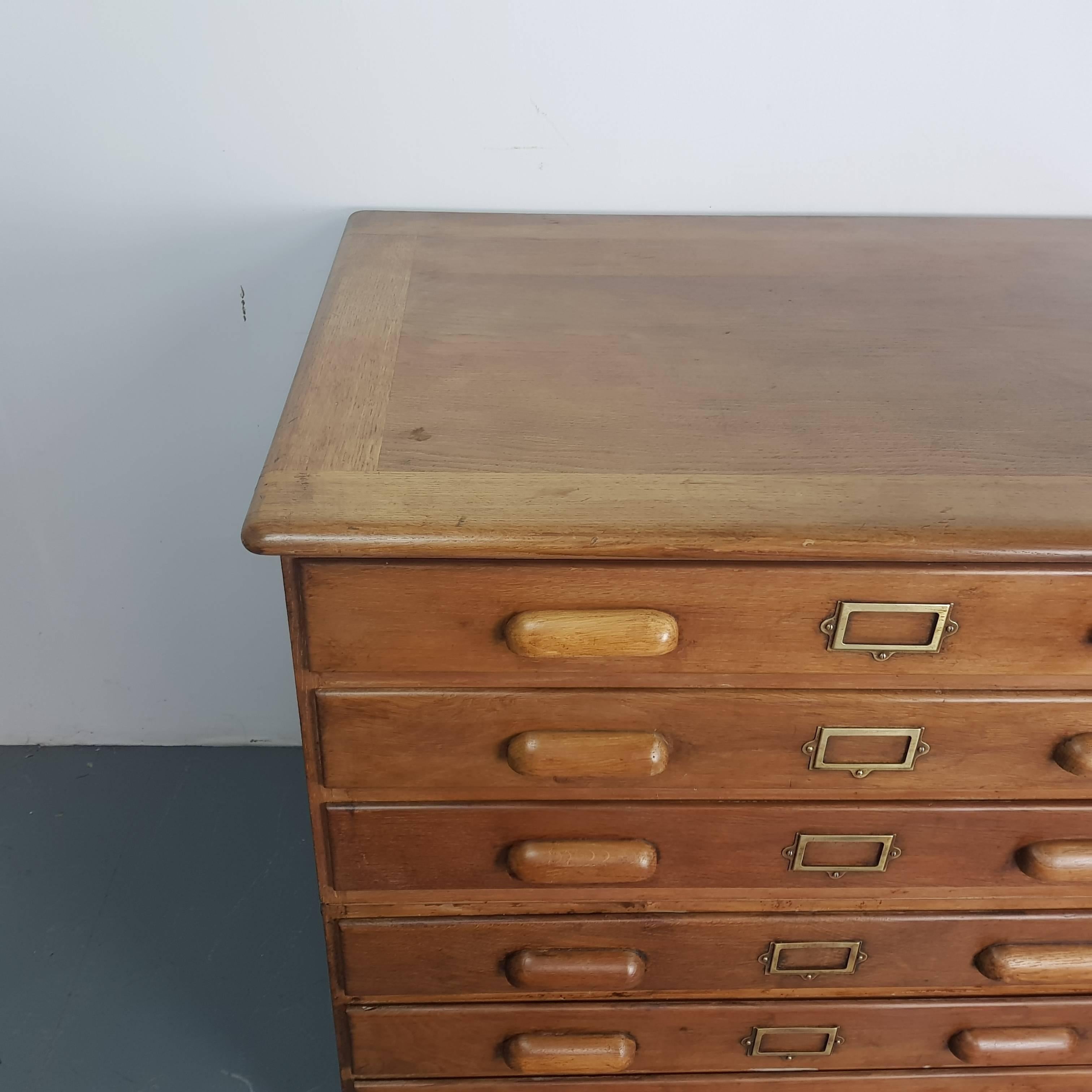 Vintage Midcentury British Oak Plan Chest In Good Condition For Sale In Lewes, East Sussex
