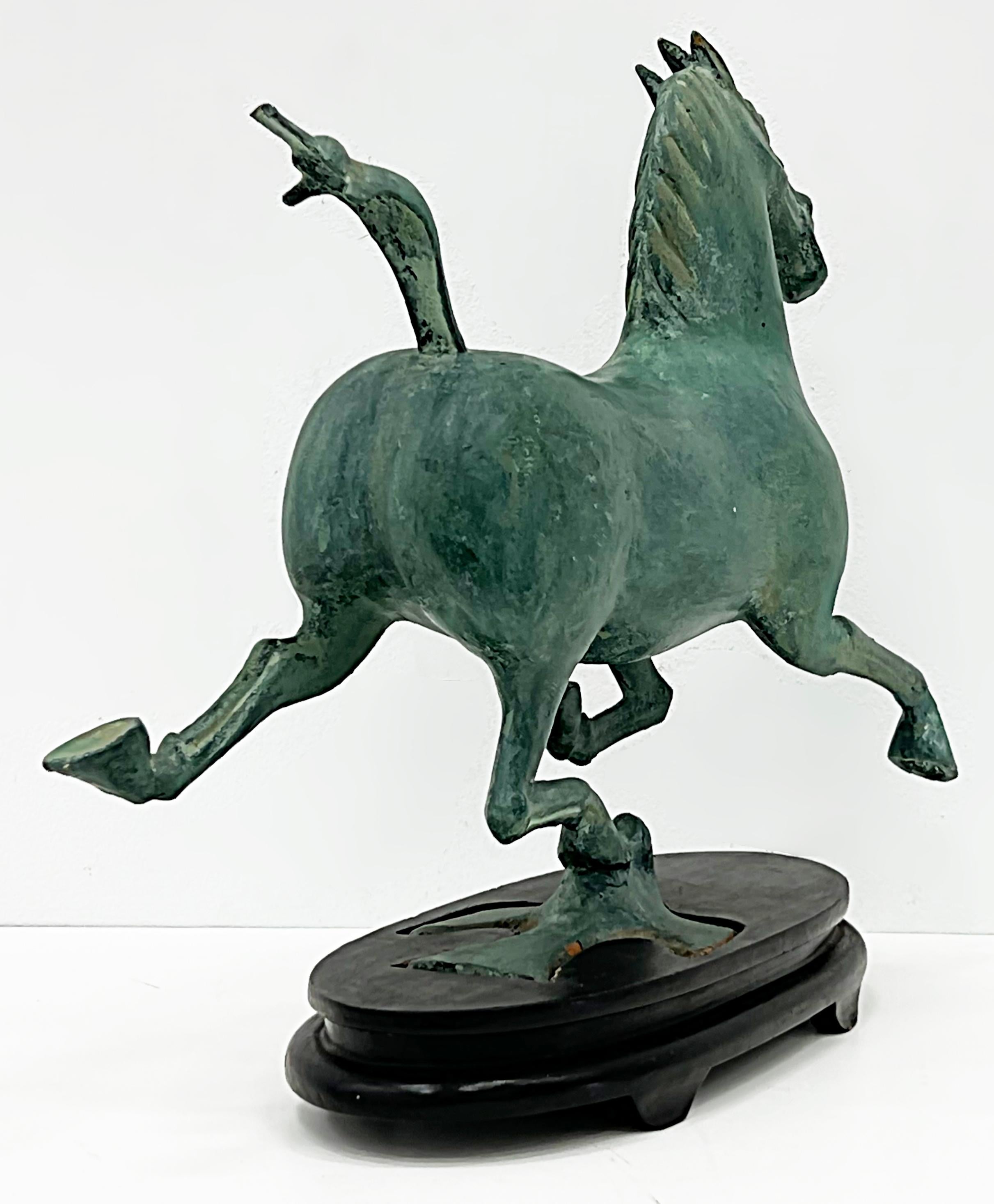 Sculpture vintage de cheval de style asiatique en bronze du milieu du siècle dernier, cheval volant de la dynastie Han Bon état - En vente à Miami, FL