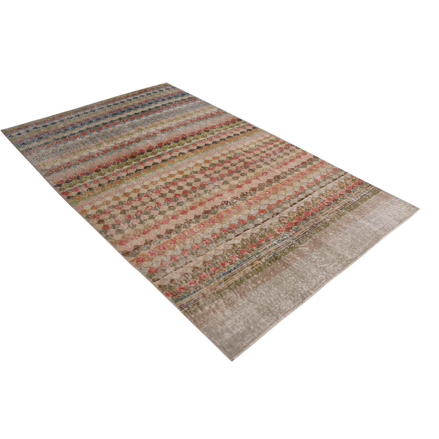 Hand knotted in Turkey originating between 1960-1970, this vintage mid-century runner is the latest to join Rug & Kilim’s midcentury Pasha collection, celebrating Turkish icon and multidisciplinary designer Zeki Müren with Josh’s handpicked