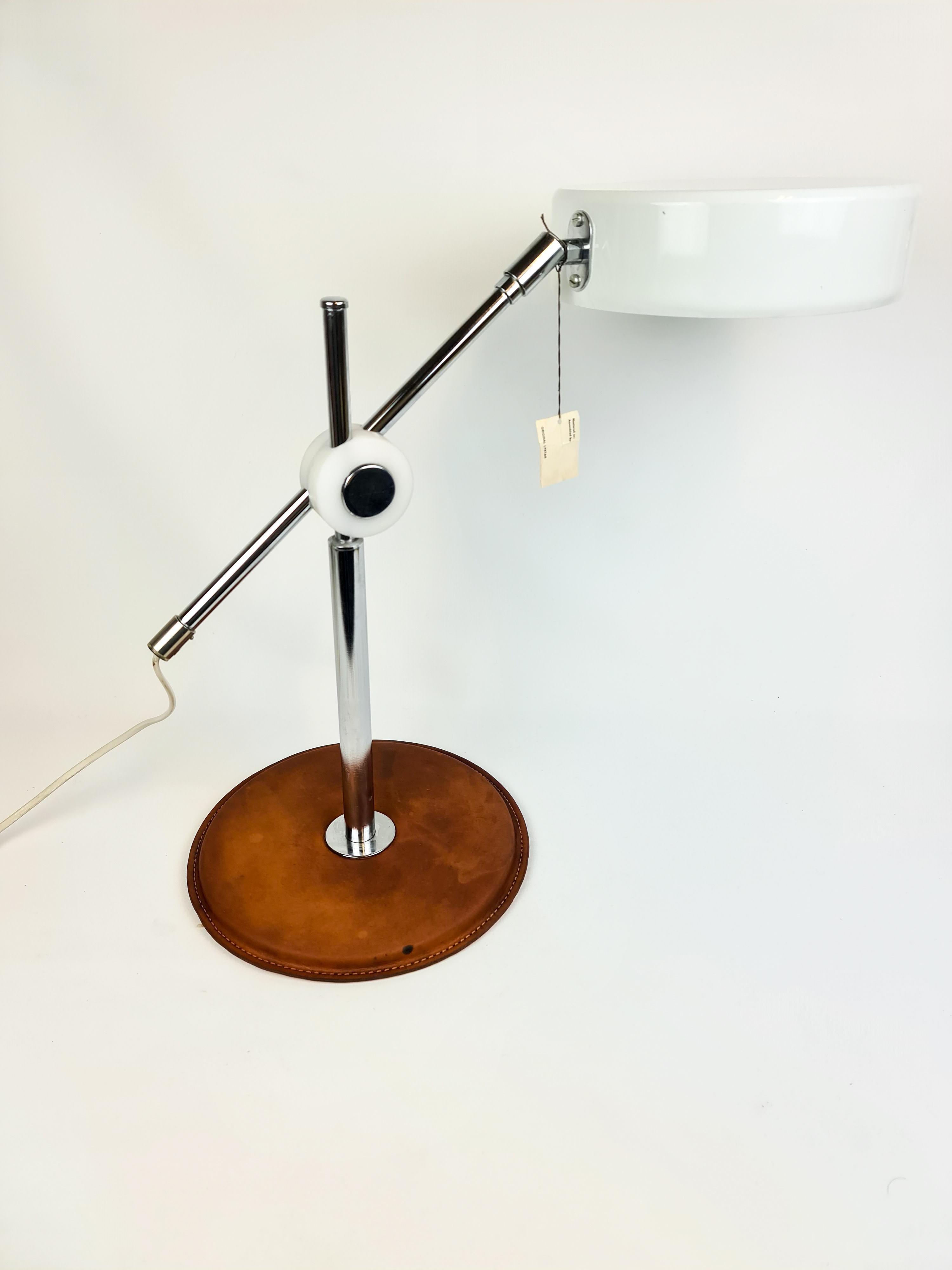 Mid-Century Modern Lampe de bureau vintage Atelje Lyktan en cuir marron chromé du milieu du siècle dernier, Suède en vente