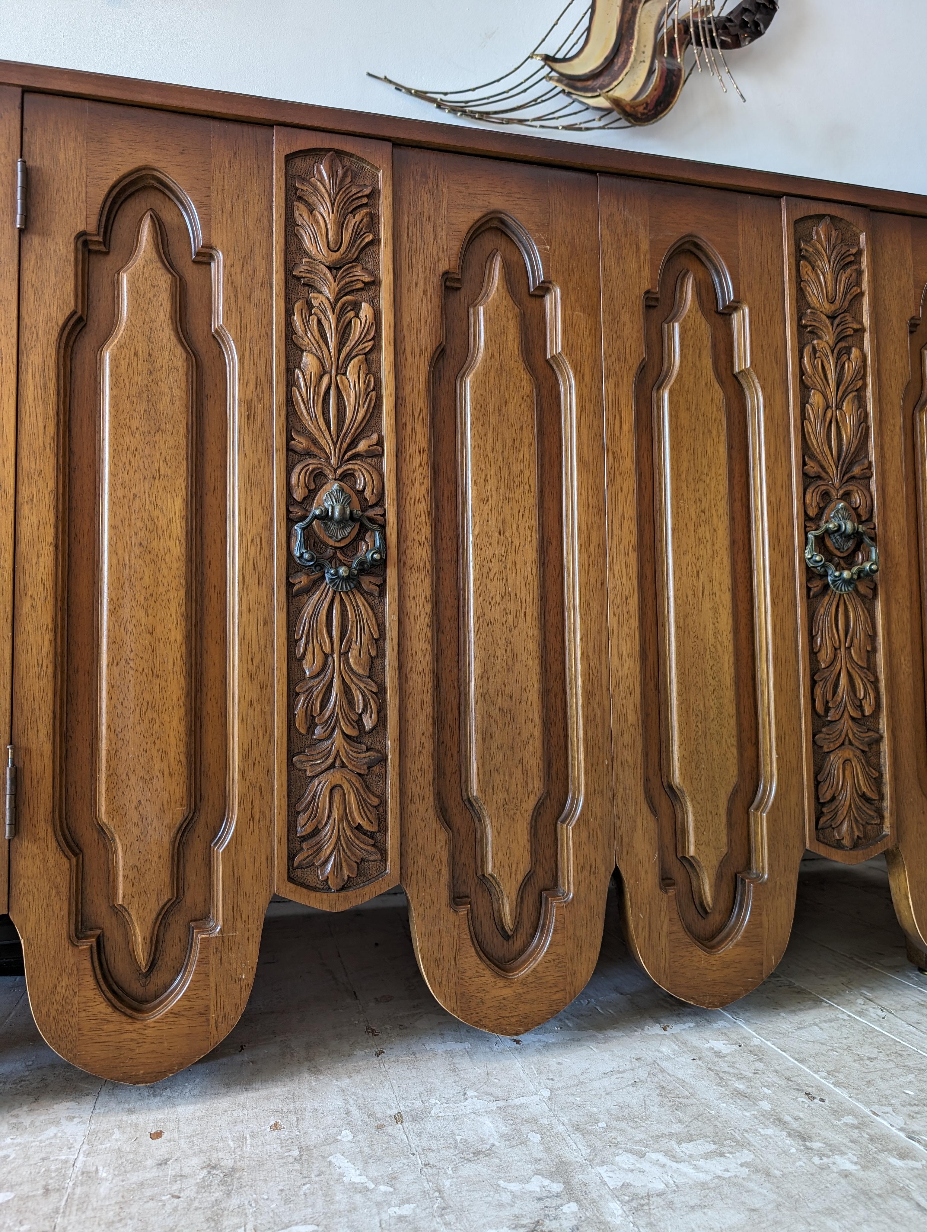 Vintage Brutalist / Barock Amerikanisches Nussbaum & Messing Sideboard aus der Mitte des Jahrhunderts im Angebot 4