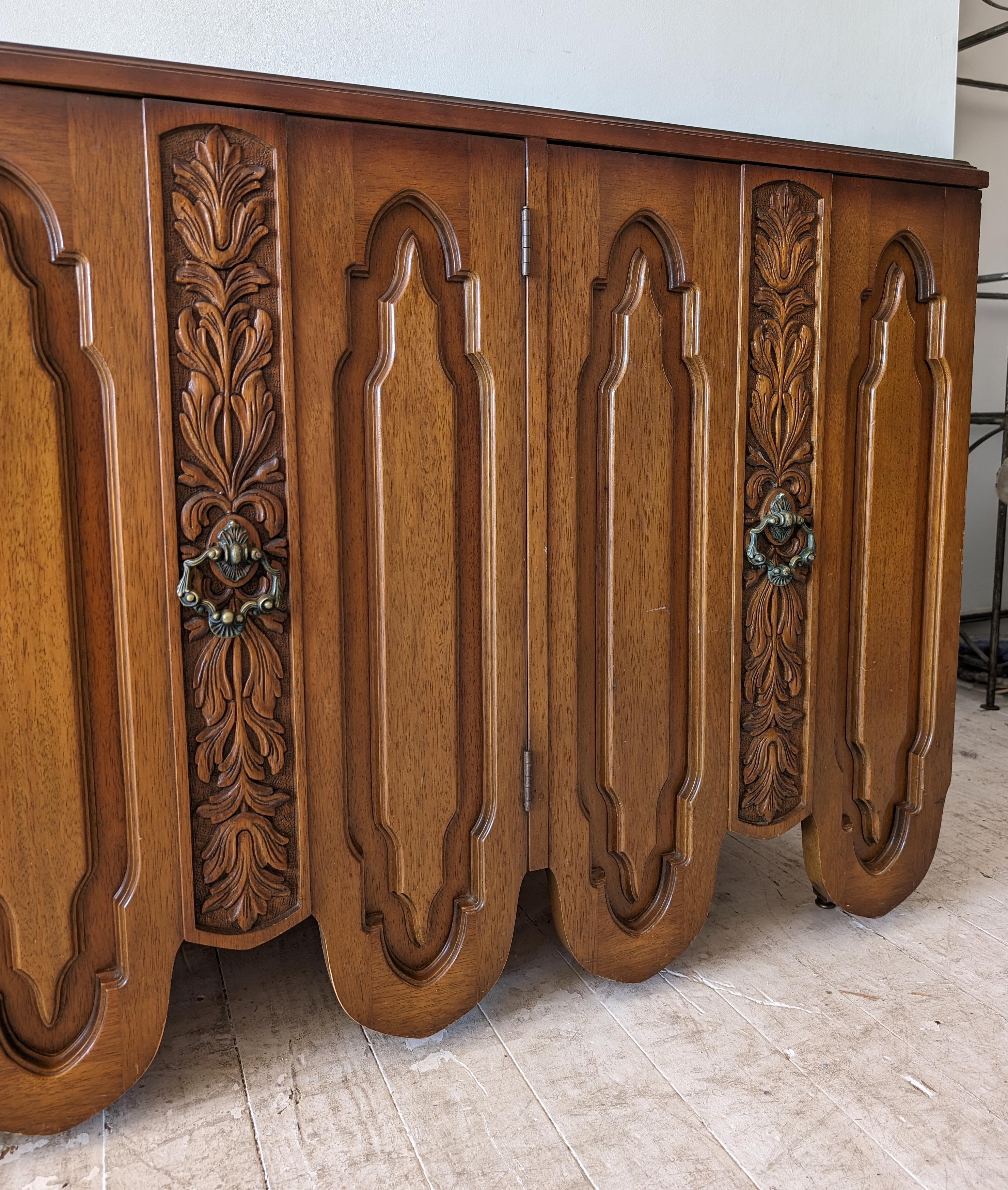 Vintage Brutalist / Barock Amerikanisches Nussbaum & Messing Sideboard aus der Mitte des Jahrhunderts im Angebot 5