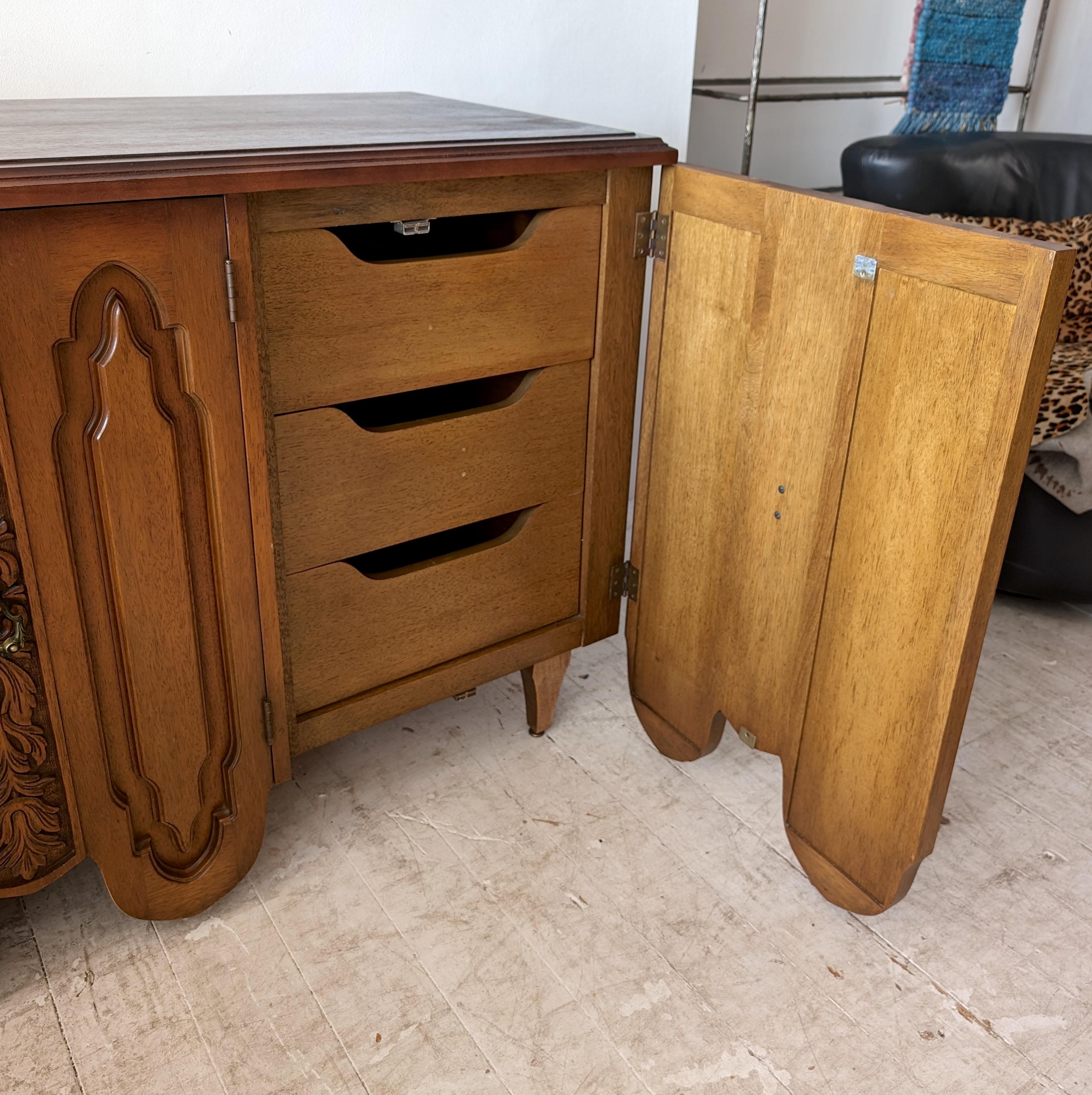 Vintage Brutalist / Barock Amerikanisches Nussbaum & Messing Sideboard aus der Mitte des Jahrhunderts im Angebot 6