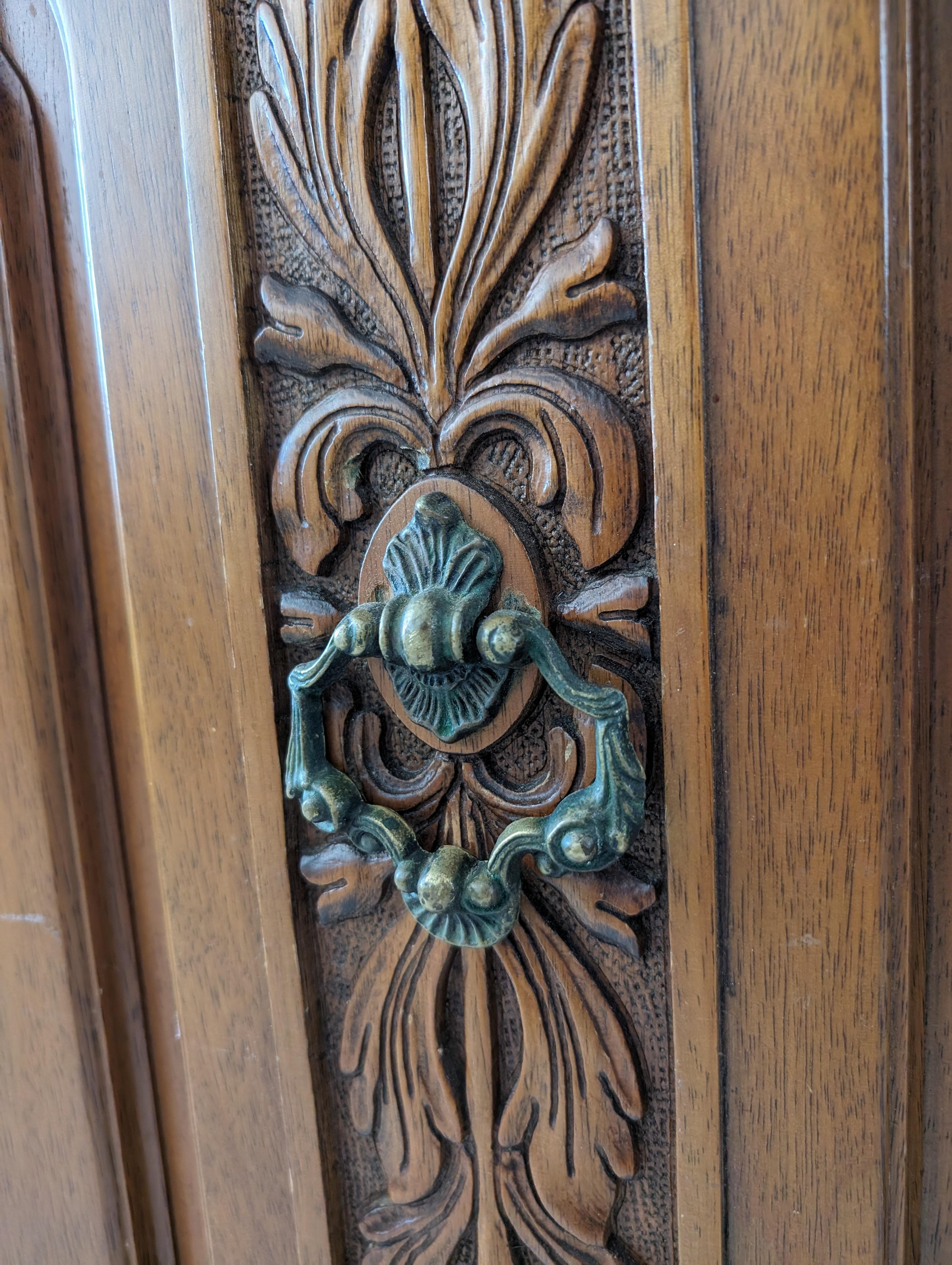 Vintage Brutalist / Barock Amerikanisches Nussbaum & Messing Sideboard aus der Mitte des Jahrhunderts im Angebot 8