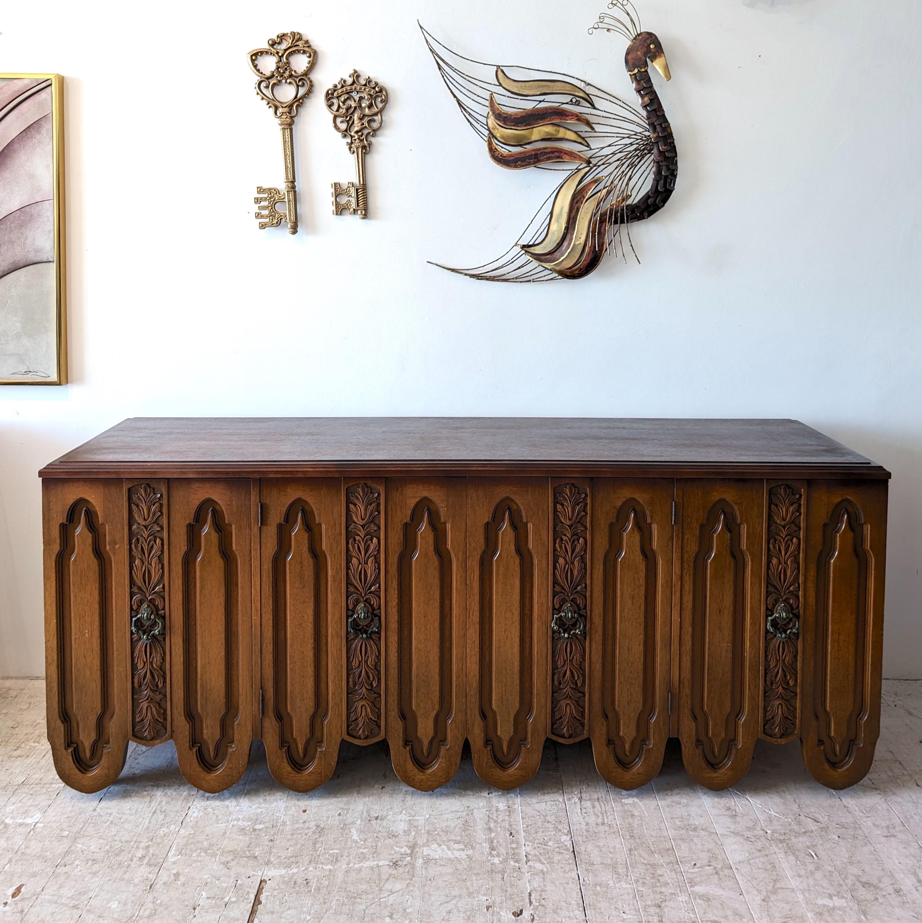 Ungewöhnliches Sideboard mit Schubladen aus amerikanischem Nussbaum und Messing aus der Mitte des Jahrhunderts: ein bisschen Brutalismus, ein bisschen Barock, ein bisschen Spanish Revival. Aus der seltenen 