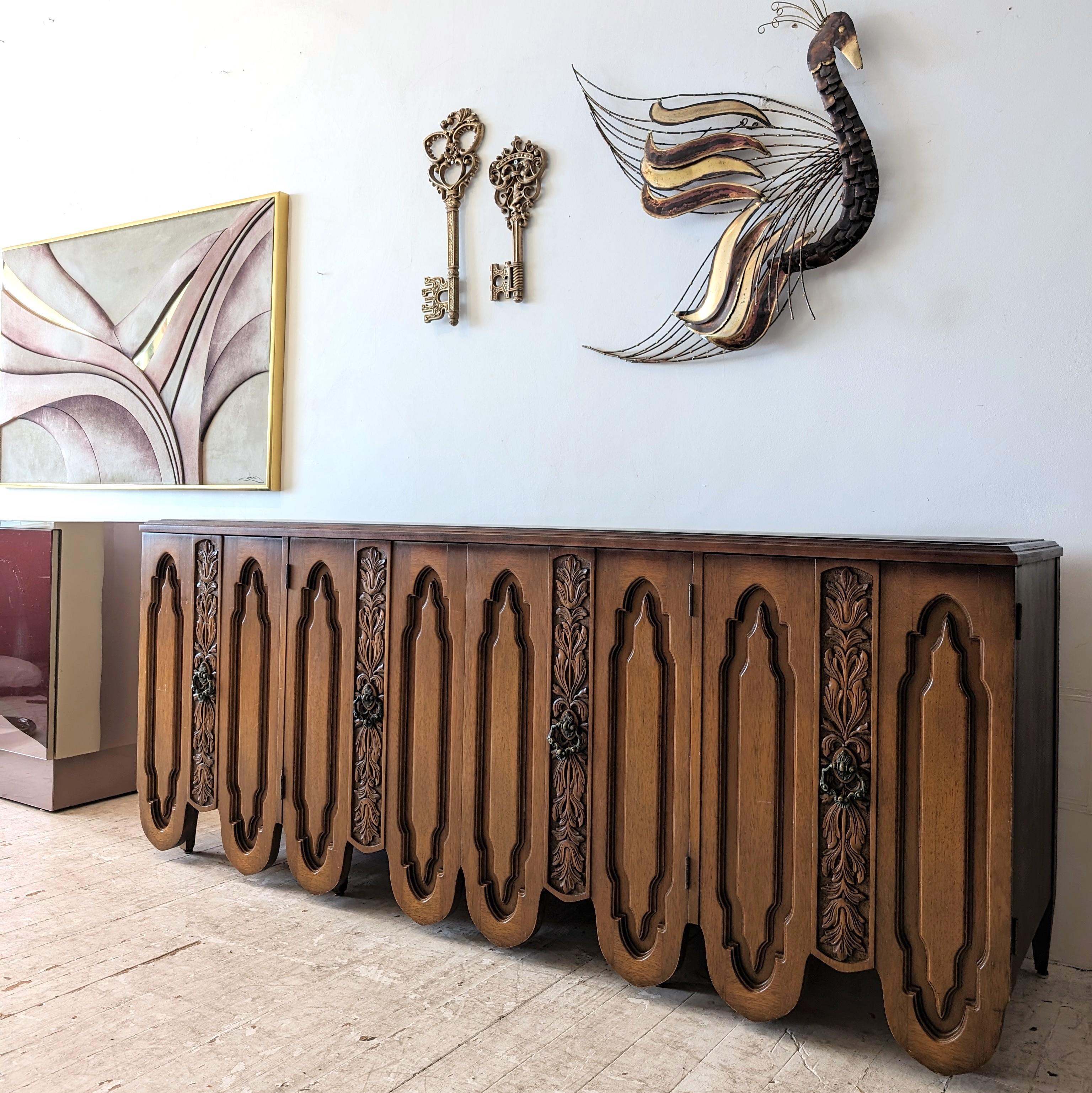Vintage Brutalist / Barock Amerikanisches Nussbaum & Messing Sideboard aus der Mitte des Jahrhunderts (Brutalismus) im Angebot