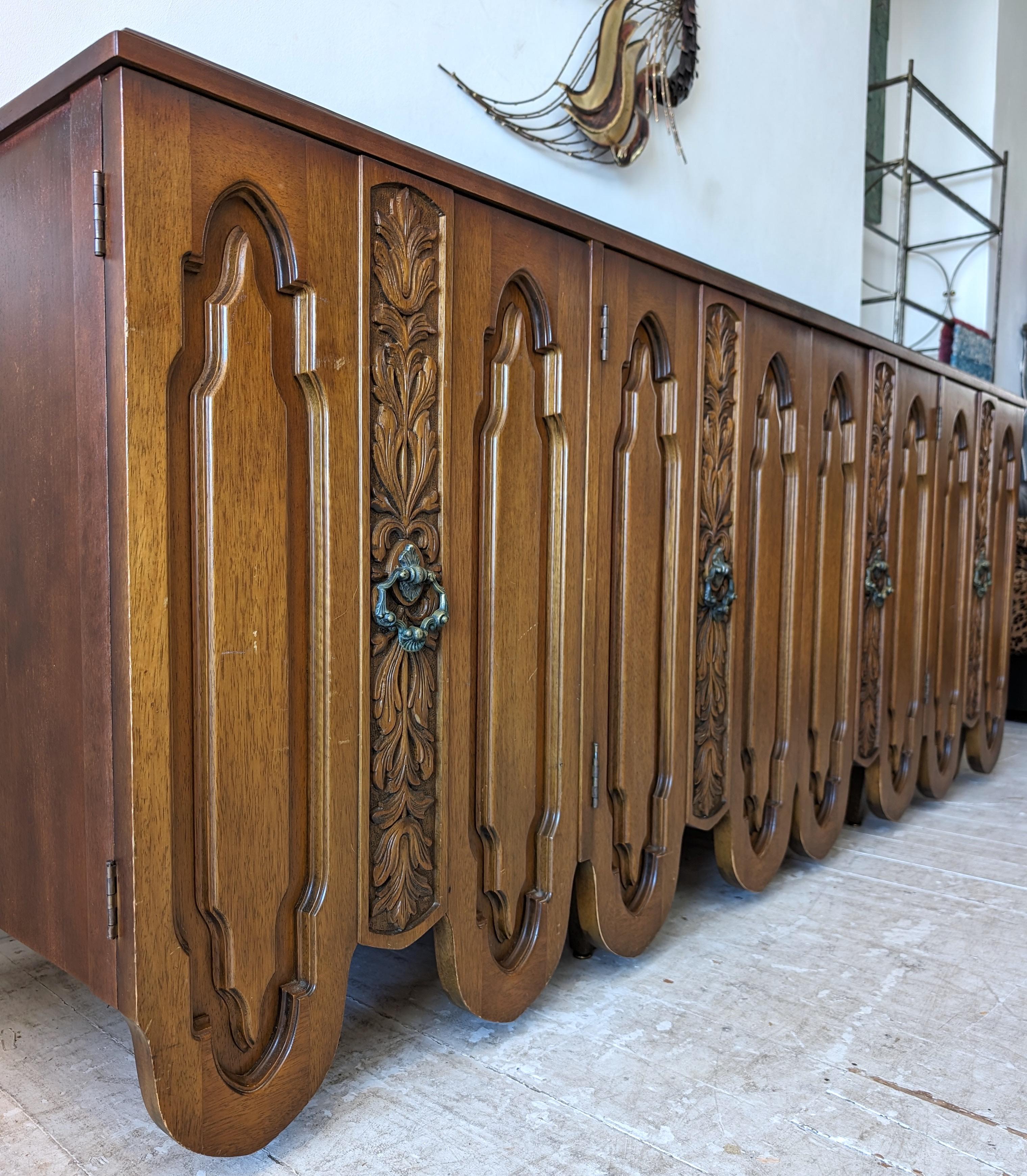 Vintage Brutalist / Barock Amerikanisches Nussbaum & Messing Sideboard aus der Mitte des Jahrhunderts (amerikanisch) im Angebot