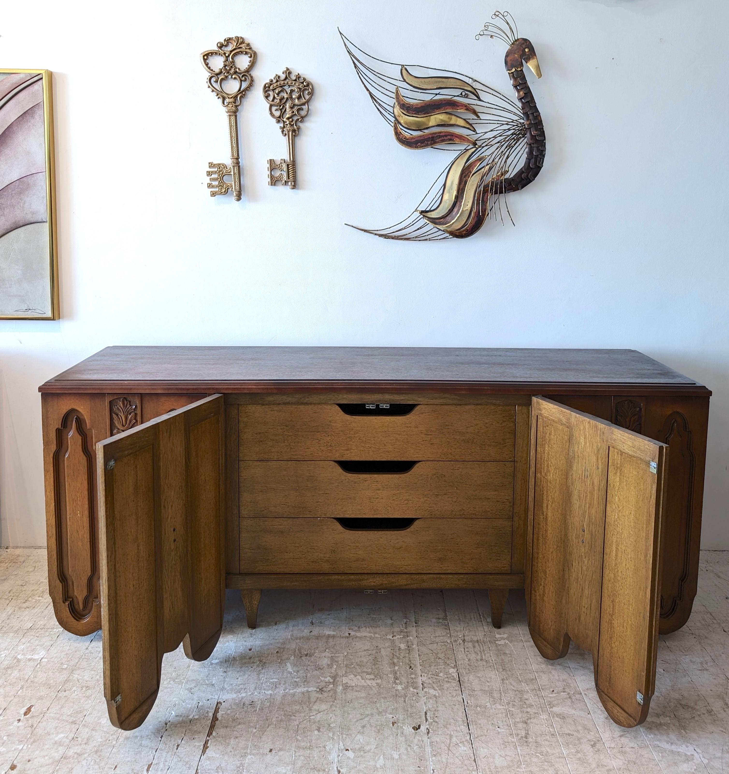 Vintage Brutalist / Barock Amerikanisches Nussbaum & Messing Sideboard aus der Mitte des Jahrhunderts im Zustand „Gut“ im Angebot in Hastings, GB