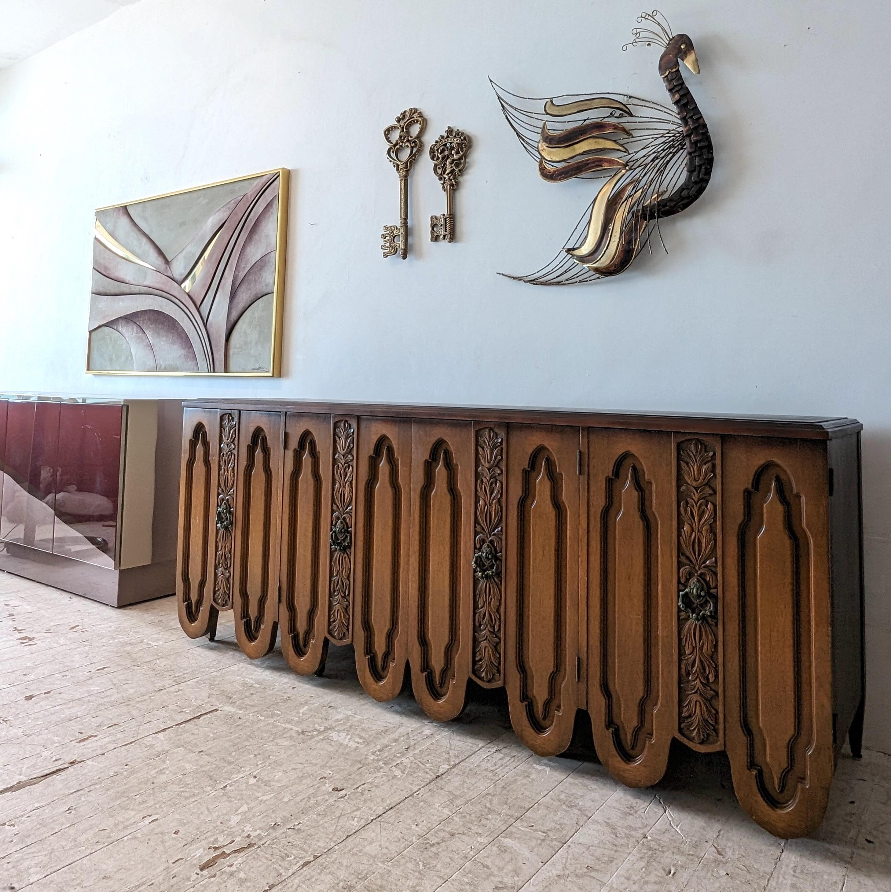 Vintage Brutalist / Barock Amerikanisches Nussbaum & Messing Sideboard aus der Mitte des Jahrhunderts (20. Jahrhundert) im Angebot