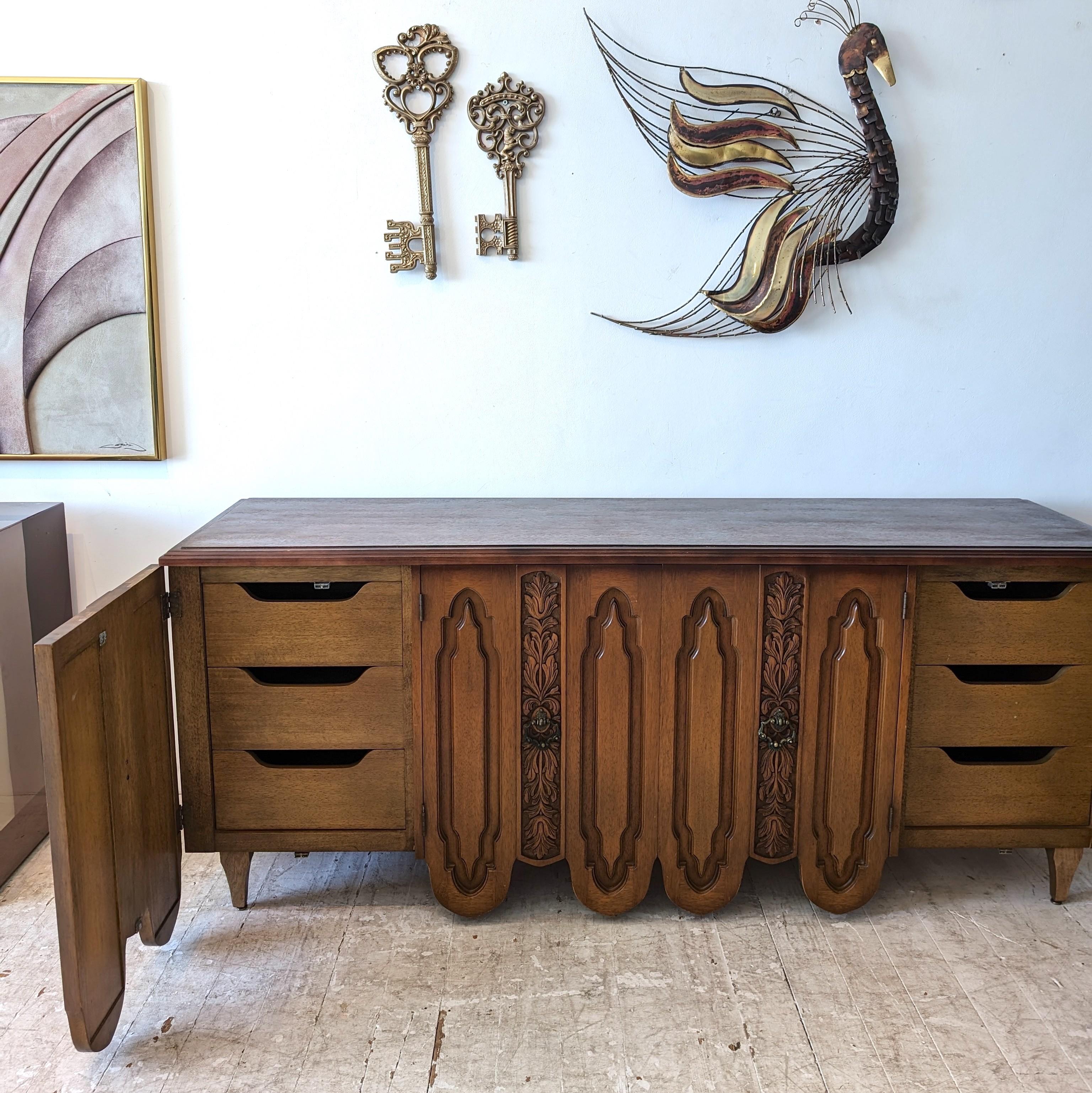 Vintage Brutalist / Barock Amerikanisches Nussbaum & Messing Sideboard aus der Mitte des Jahrhunderts im Angebot 1