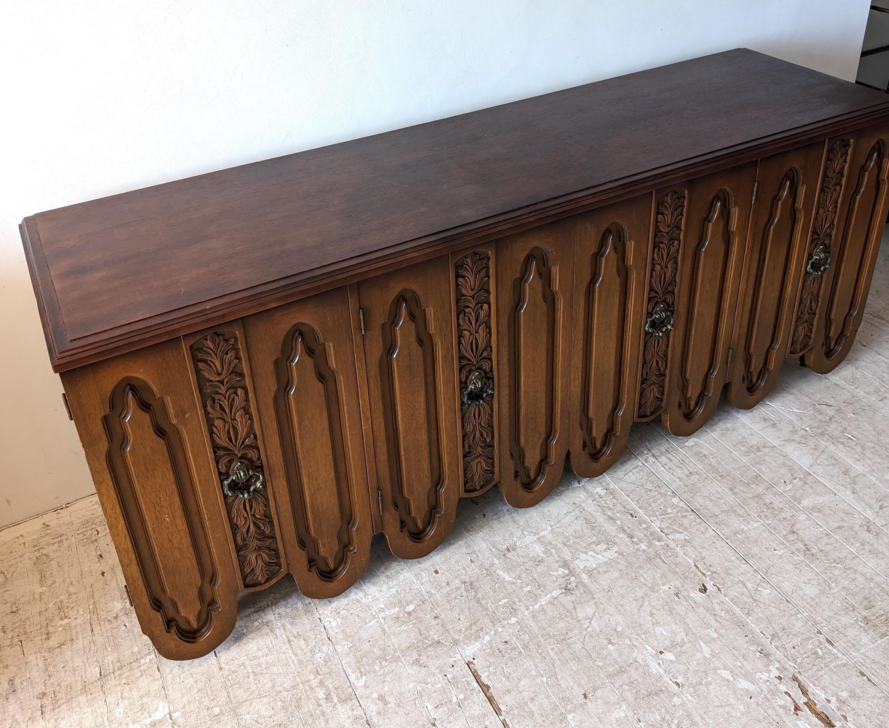 Vintage Brutalist / Barock Amerikanisches Nussbaum & Messing Sideboard aus der Mitte des Jahrhunderts im Angebot 3