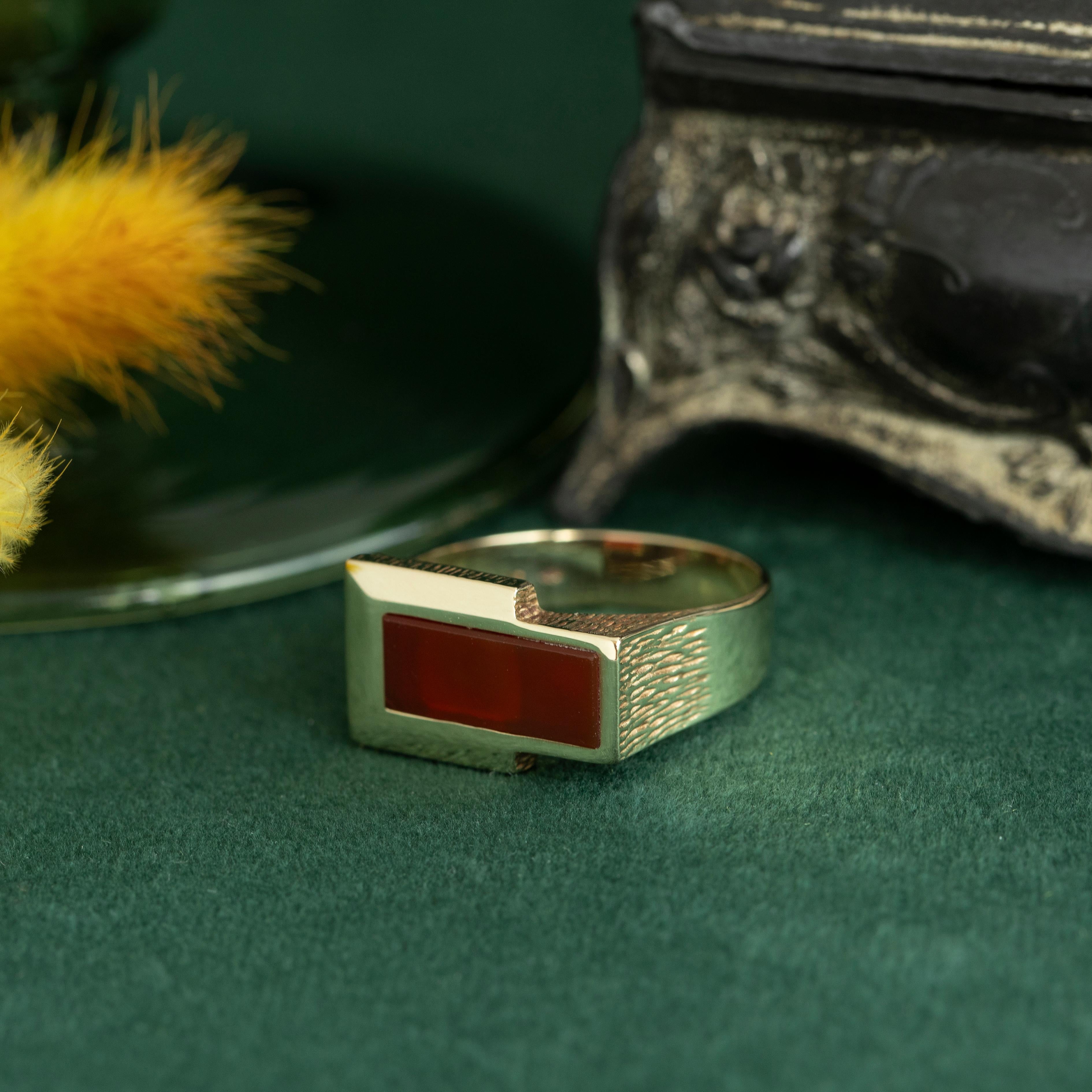 Vintage MidCentury Carnelian Signet Ring, Brutalist Statement 14K Yellow 1970s For Sale 2