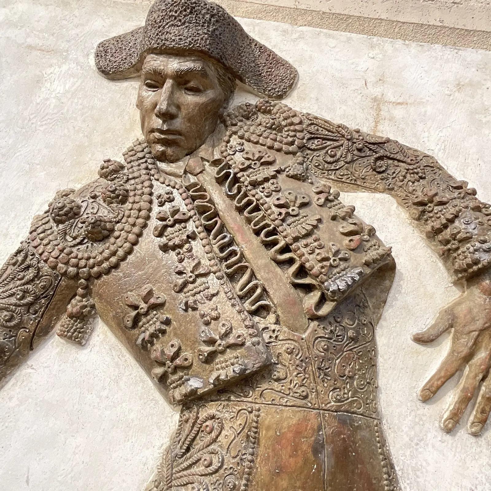 Une fantastique sculpture murale MCM vintage. Un relief imposant représentant un beau matador en grand uniforme. Acquis d'une propriété de Palm Beach. 