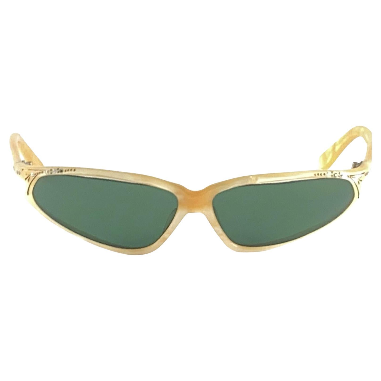 Vintage Midcentury Cat Eye Adorned With Rhinestones Frame. Medium Green Lenses.

The Frame & Leases Show Minor Sign Of Wear Due To Storage. 




Made In France.



Front                                     15    Cms 

Lens Height                    