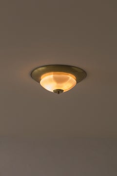 Plafonnier vintage du milieu du siècle dernier, laiton et verre opalin, design brésilien, 1960