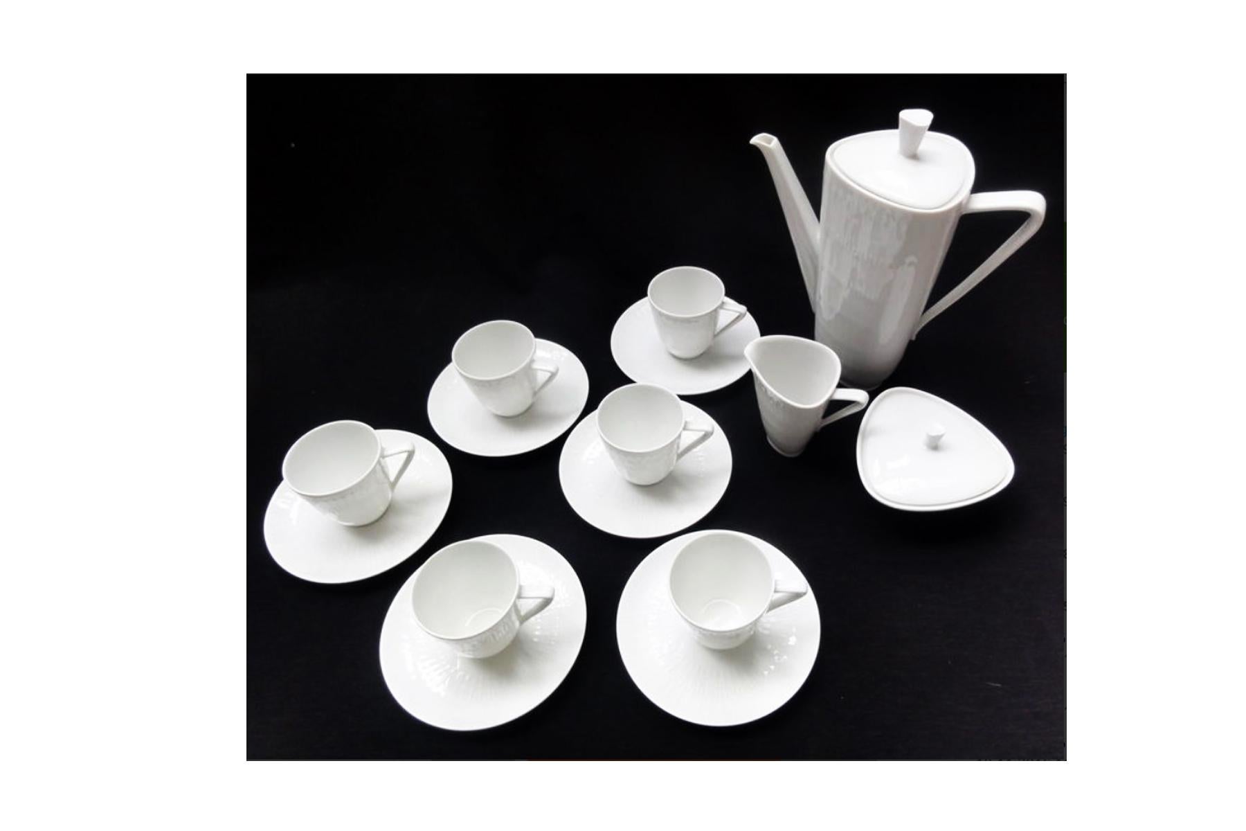 Beautiful complete ‘Apart’ coffee set from Hutschenreuther Selb, with 6 cups, 6 saucers, coffee pot, creamer and sugar bowl.

After the end of WWII Hutschenreuther (founded in 1814) commissioned many famous artists to design sets for them, of