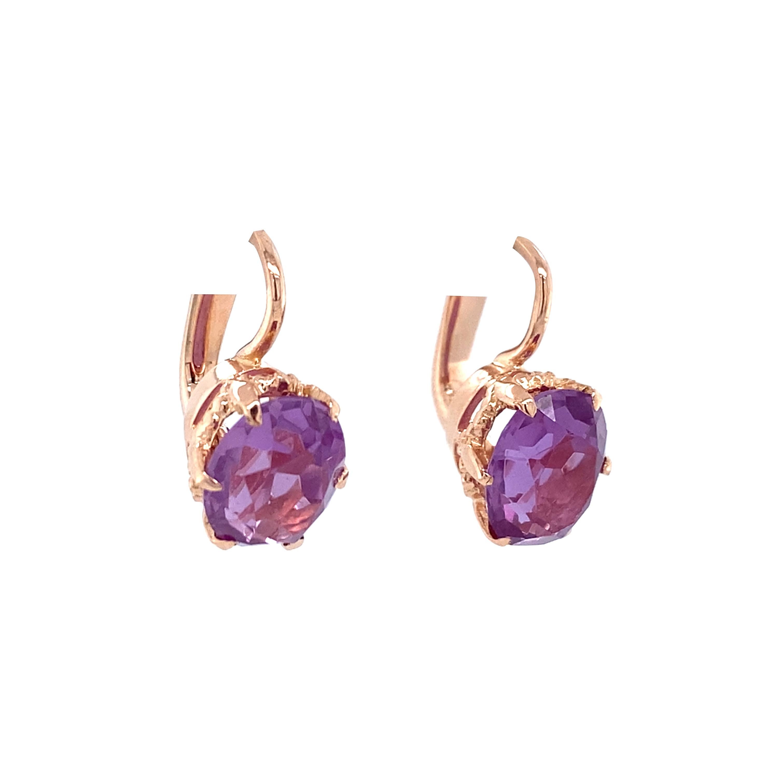Ein perfekter Farbklecks! Vintage MidCentury-Ohrringe sind mit ovalen Farbwechselsaphiren besetzt. Bei Tageslicht sind diese Edelsteine zartrosa-violett, bei Deckenbeleuchtung verfärben sie sich in ein komplexes Violettblau. Beide Farben werden