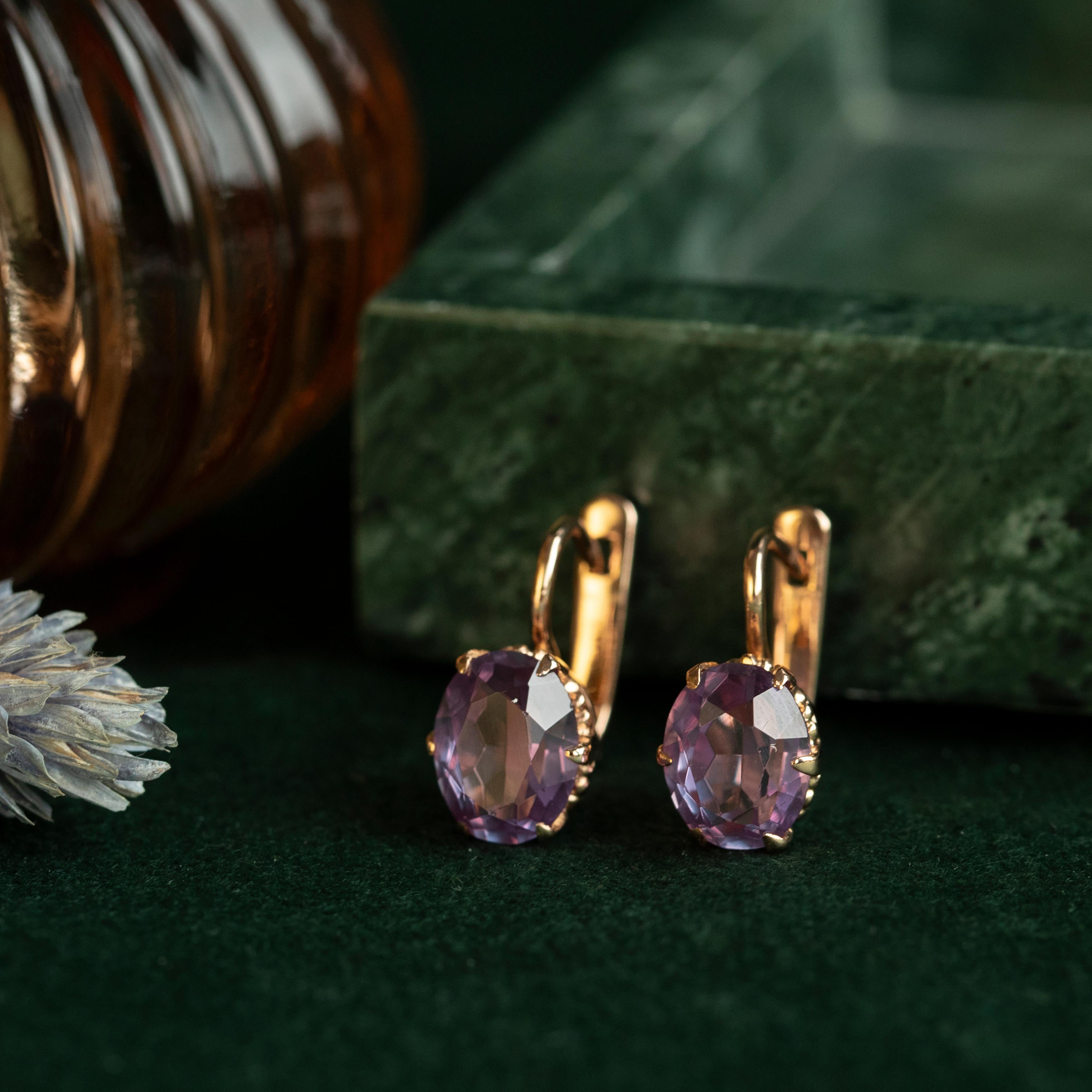 Vintage MidCentury Farbwechsel Saphir Edelstein Tropfen Ohrringe, 14K Rose Gold im Zustand „Gut“ im Angebot in AMSTERDAM, NL