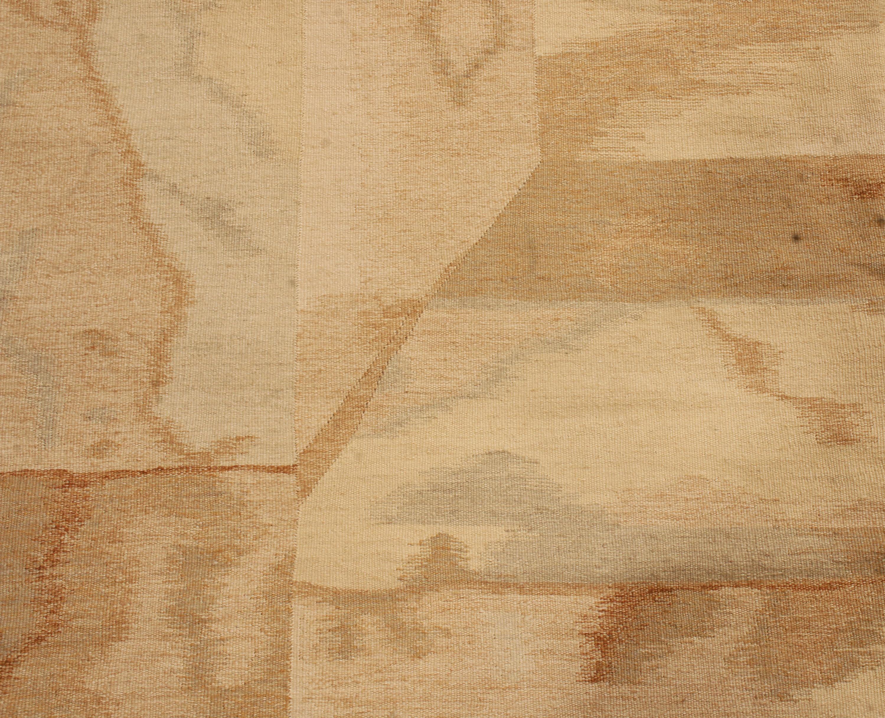 Dieser aus Rumänien stammende Wollteppich aus der Mitte des Jahrhunderts zeigt ein kontinentales Flachgewebe-Design, das aus hochwertiger Wolle handgeknüpft ist. Die geradlinigen, dreidimensionalen Muster, die von der Mitte aus nach außen