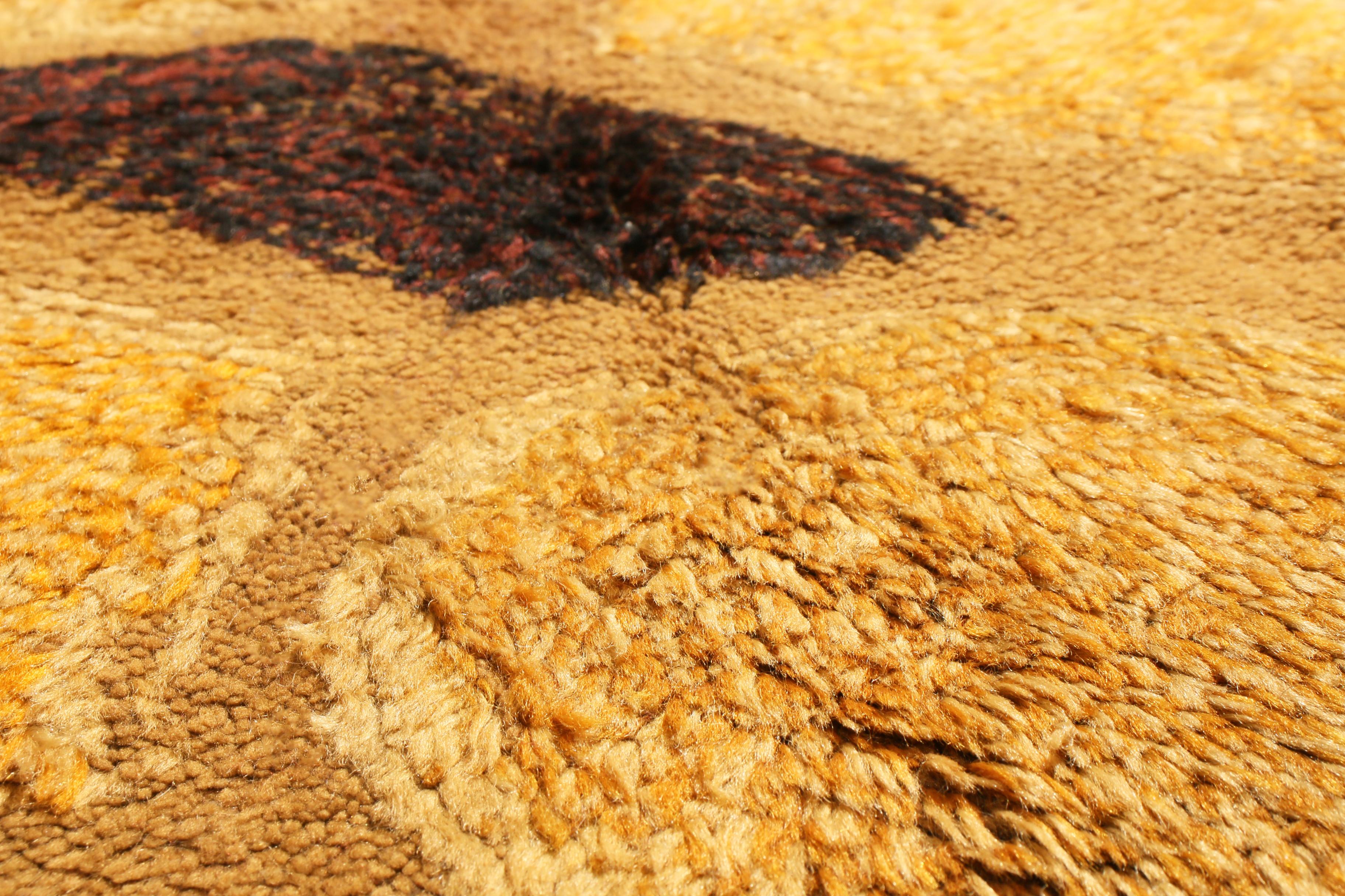Kontinentaler goldgelber Kreisteppich aus Wolle von Teppich & Kelim aus der Mitte des Jahrhunderts (Handgeknüpft) im Angebot