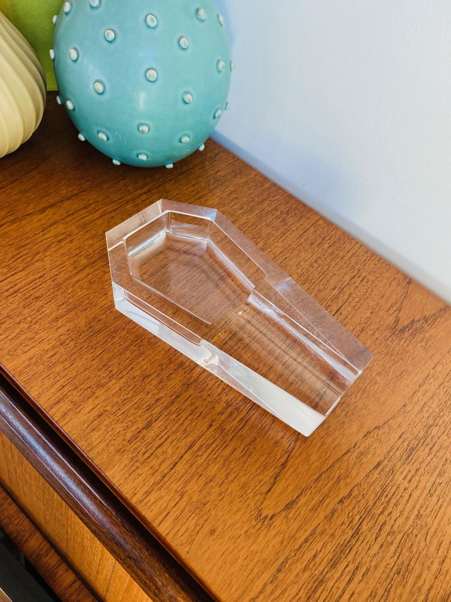 Absolutely gorgeous mid-century French crystal cigar ashtray, circa 1960s. Not only versatile as a vide-poche or trinket dish but stylish and beautiful.  Clean modernist lines that will enhance any purpose for your decor.

Art Deco, Mid-Century,
