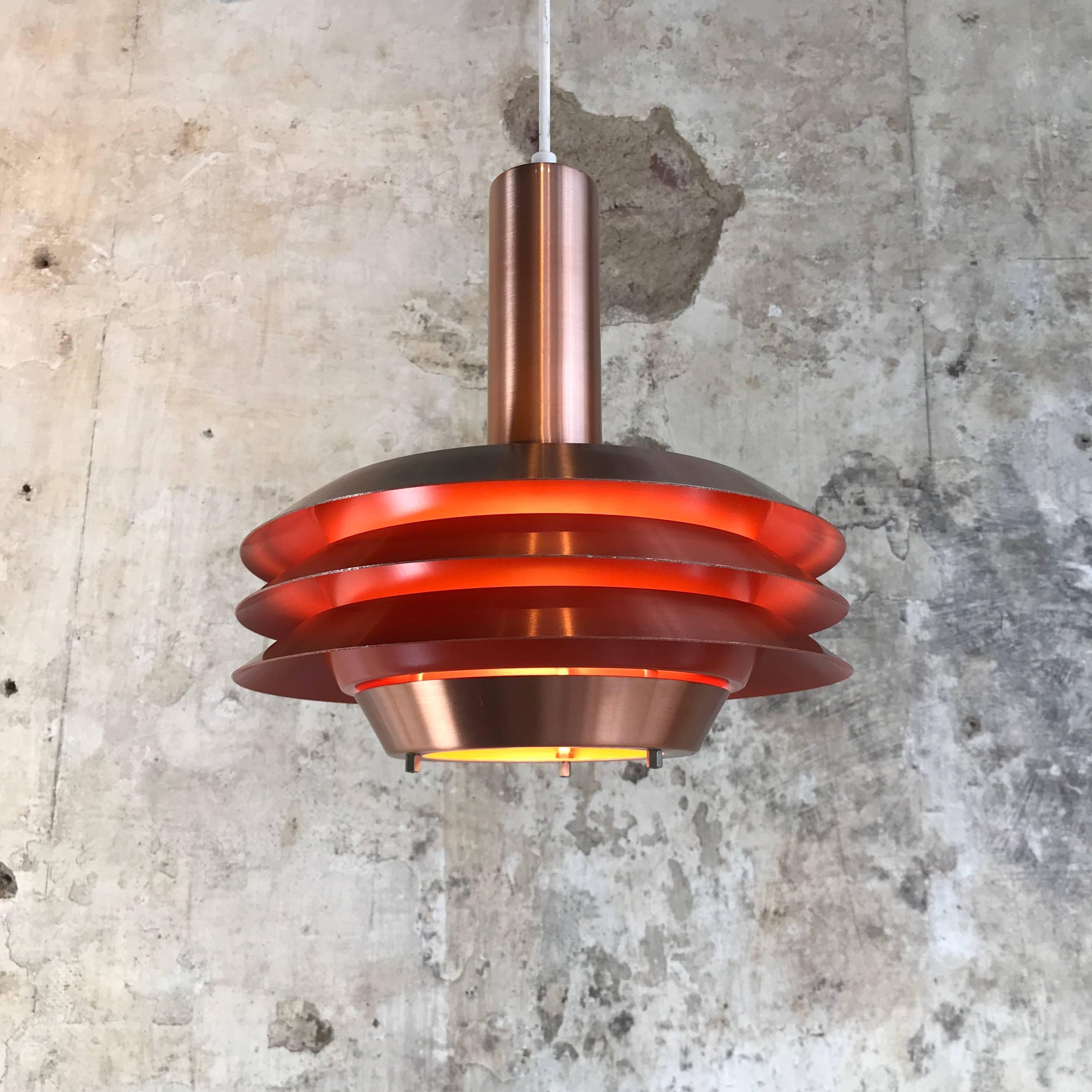 Beautiful midcentury pendant light (model no. 705) from Lyskjaer Belysning, Denmark.
Copper-plated aluminium shades, lacquered red on the inside.
Original vintage condition, some signs of age. New electrics.

Measures: H 30 cm, H 11.81 inch
Dm