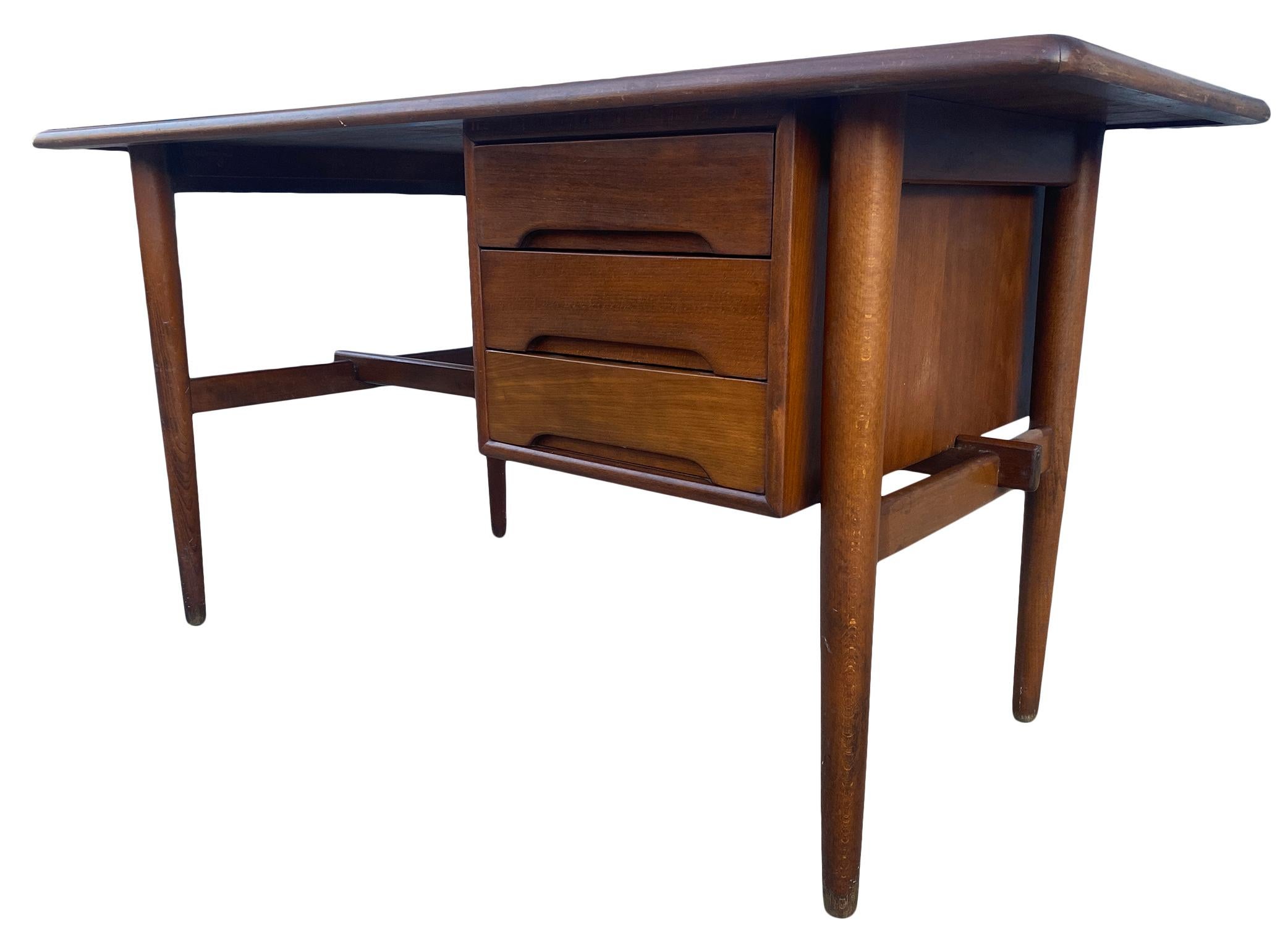 Mid-Century Modern Bureau Vintage Midcentury Danish Modern Writing Desk 3 Tiroirs Denmark Asymmetrical Top en vente