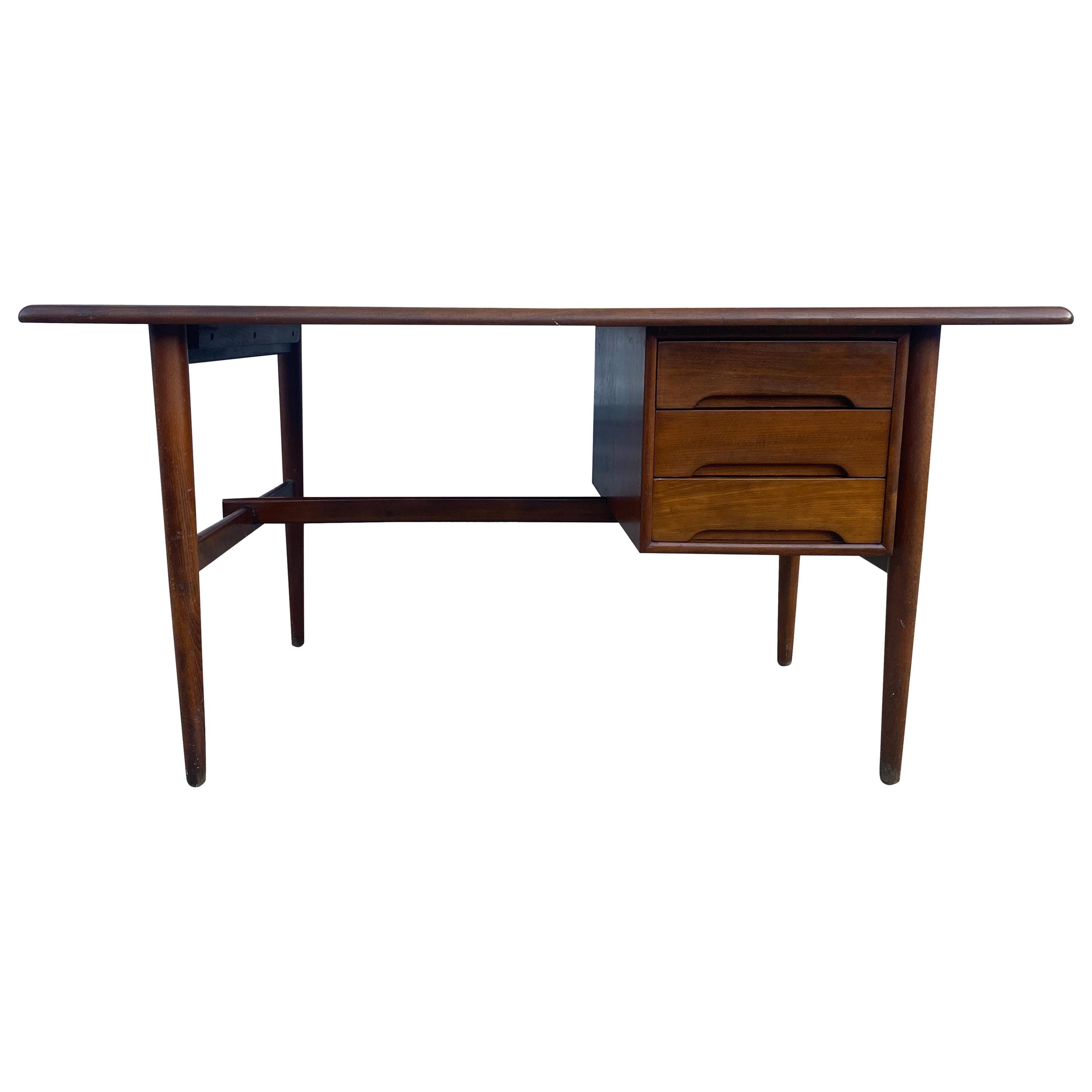 Bureau Vintage Midcentury Danish Modern Writing Desk 3 Tiroirs Denmark Asymmetrical Top en vente