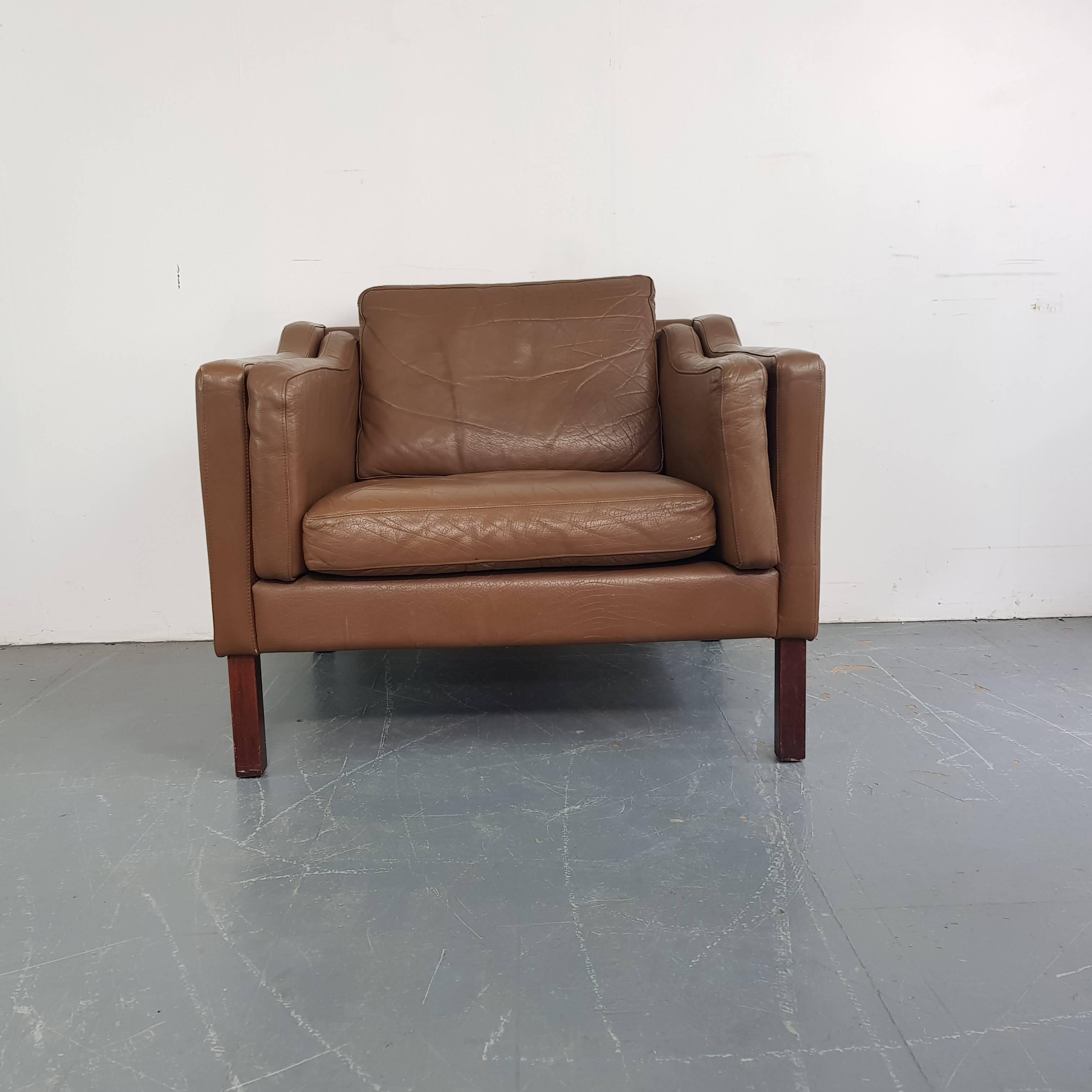 Gorgeous brown leather Mogensen style 1970s Danish armchair.
Detachable seat cushions.  Wooden legs.

Approximate dimensions:

Width 86cm

Height 71cm

Depth 82cm

Seat height 46cm.

In good vintage condition; some age-related wear,
