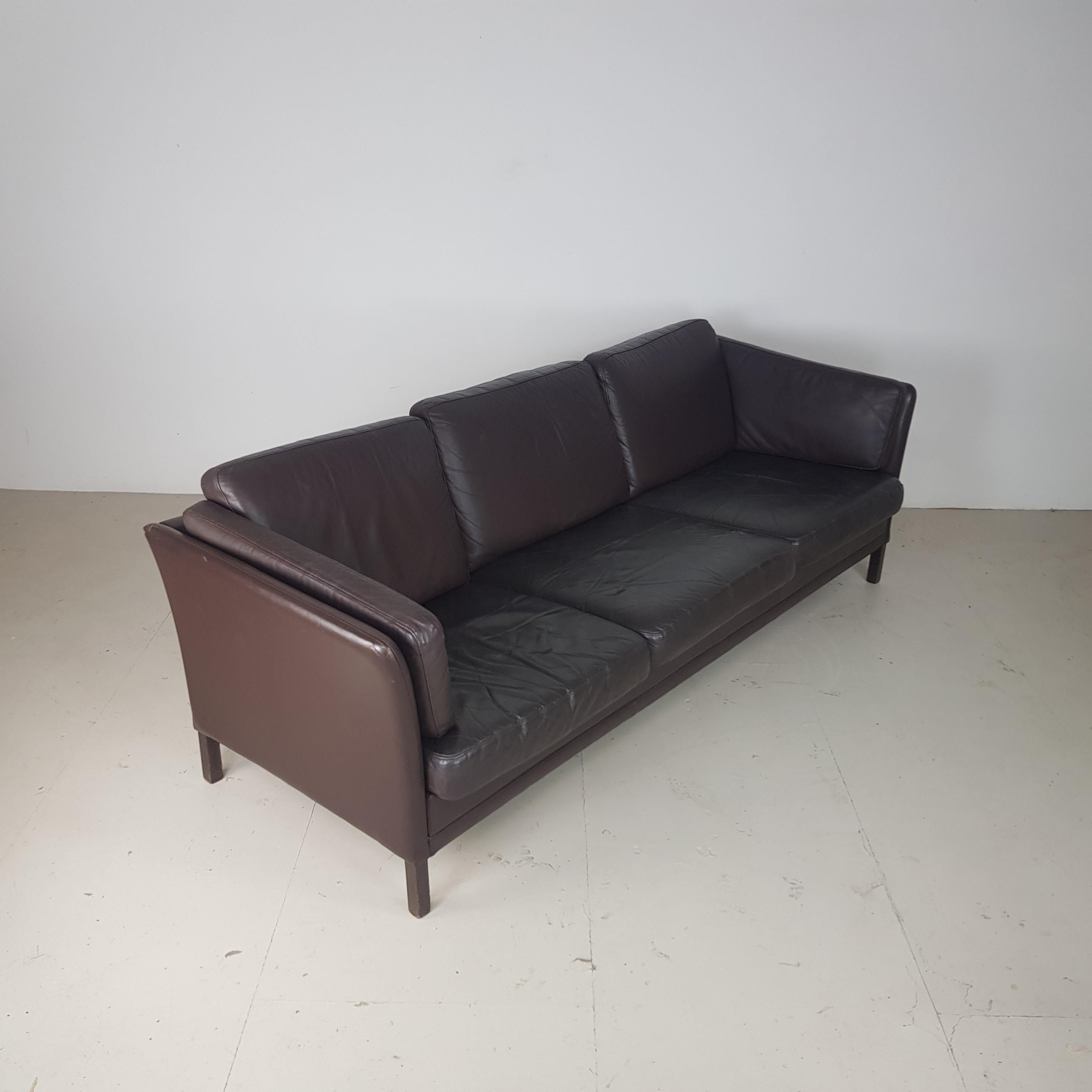 Gorgeous dark brown leather Mogensen style 1970s 3-seat Danish sofa.

Detachable seat cushions.  Wooden legs.

Approx dimensions:

Width 215cm

Height 73cm

Depth 80cm

Seat height 40cm.

In good vintage condition; some age-related