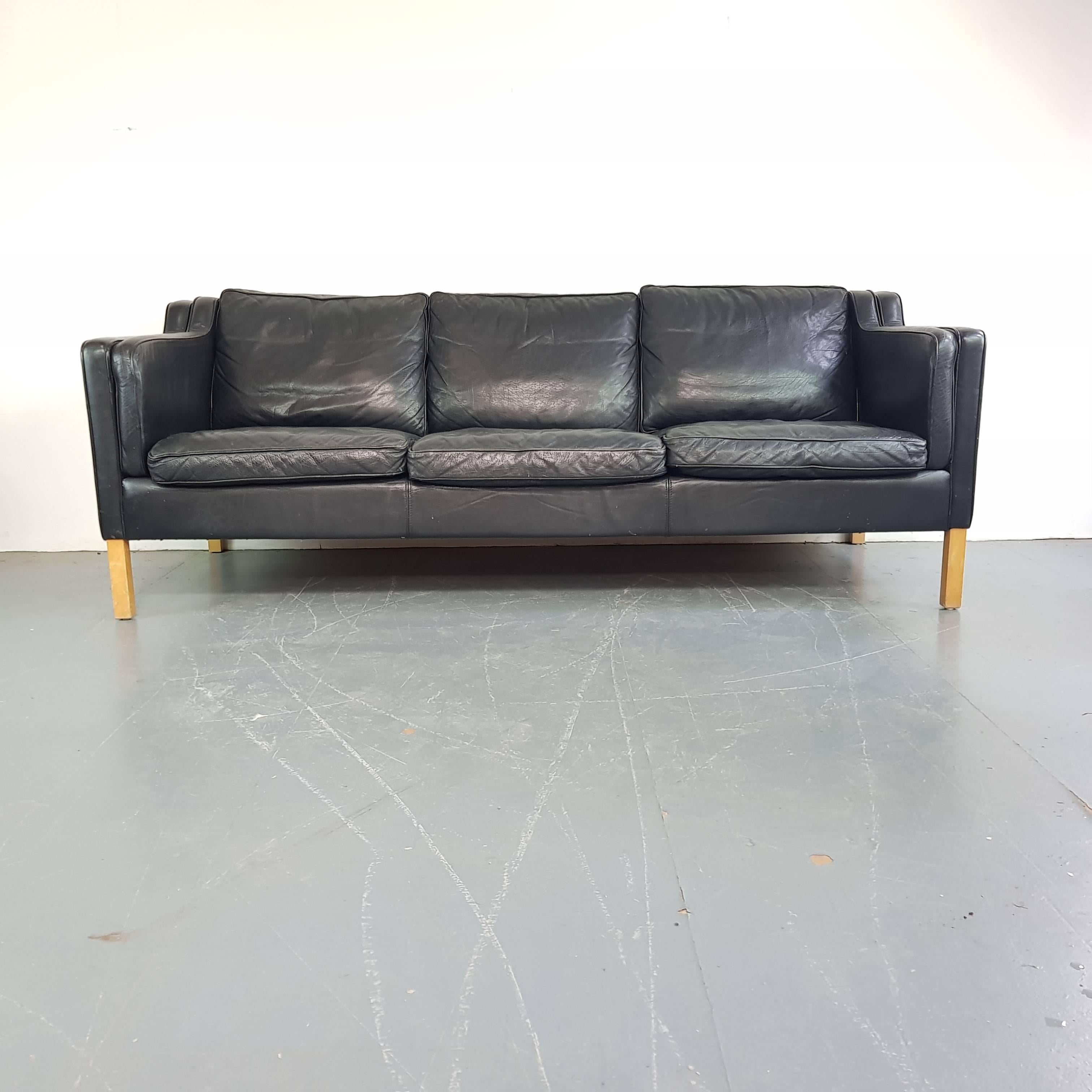 Gorgeous black leather Mogensen style 1970s three-seat Danish sofa made by Stouby of Denmark.
Detachable seat cushions. Wooden legs.

Approx dimensions:

Width 202cm

Height 74cm

Depth 86cm

Seat height 46cm.

In good vintage