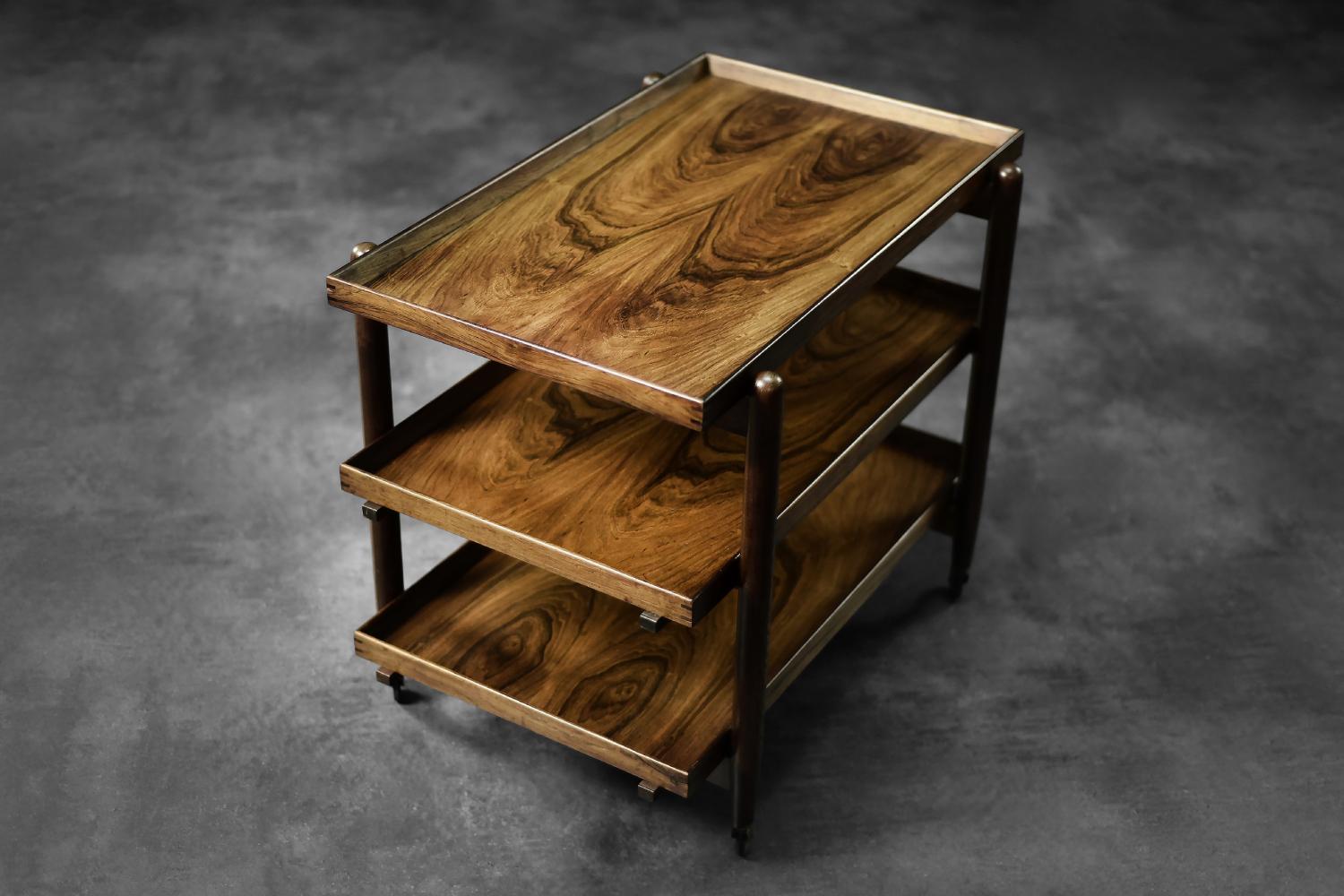 This elegant Ph23/2 bar cart was designed by Danish designer Poul Hundevad during the 1960s. It was finished in high-quality rosewood, prized for its durability and decorative grain. The wood's dark, warm tones are accentuated by a natural finish,