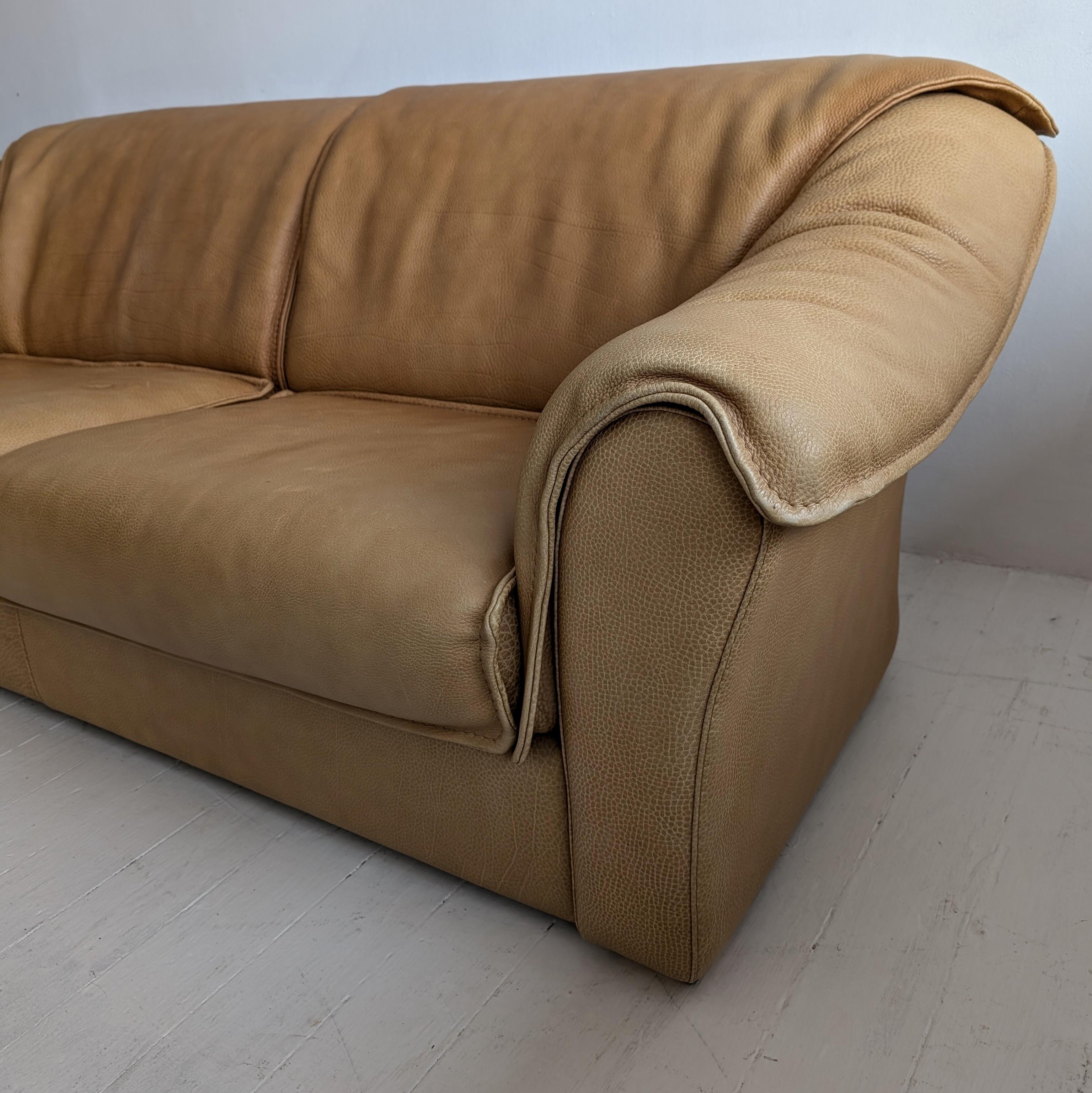 Vintage midcentury De Sede style tan Buffalo Leather Sofa In Good Condition For Sale In Hastings, GB