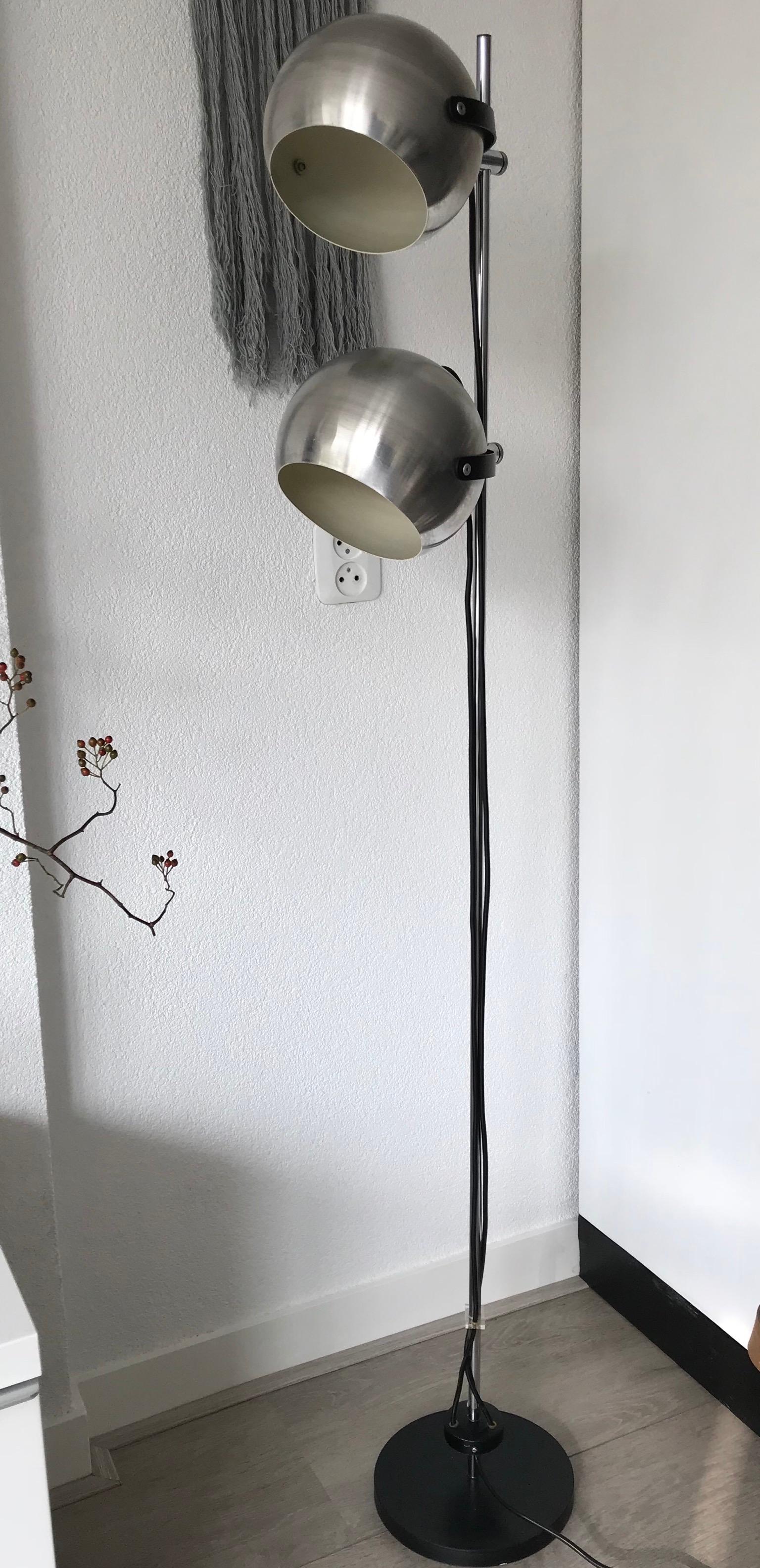 Stylish and practical floor lamp.

This quality made floor lamp of chrome and metal could be your perfect lighting solution. This timeless, midcentury design can be used for all kinds of purposes and thanks to the colors it can be placed in