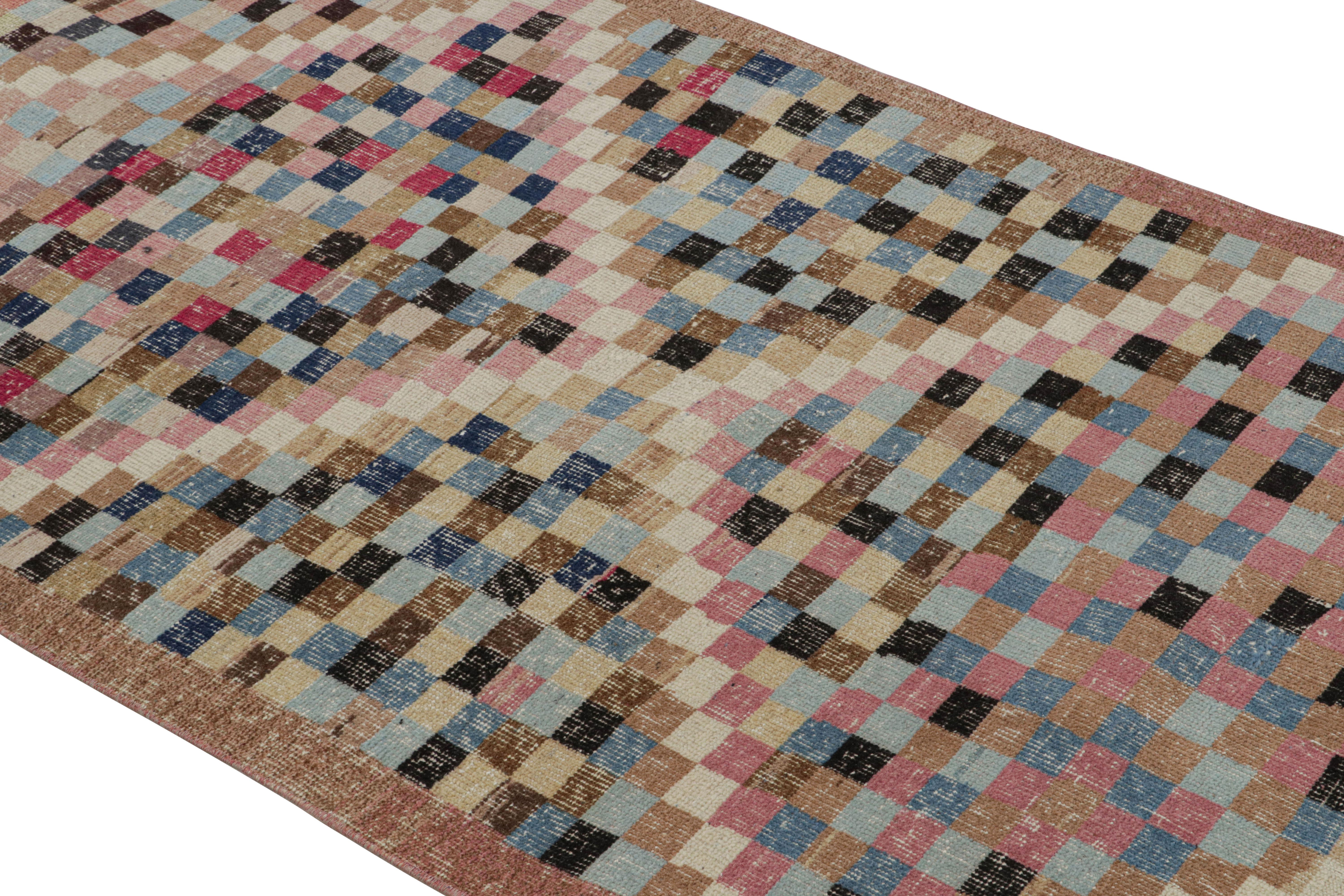 Anudada a mano en Turquía entre 1960 y 1970, esta alfombrilla vintage de mediados de siglo es la última en unirse a la colección Pasha de mediados de siglo de Rug & Kilim, que rinde homenaje al icono turco y diseñador multidisciplinar Zeki Müren con