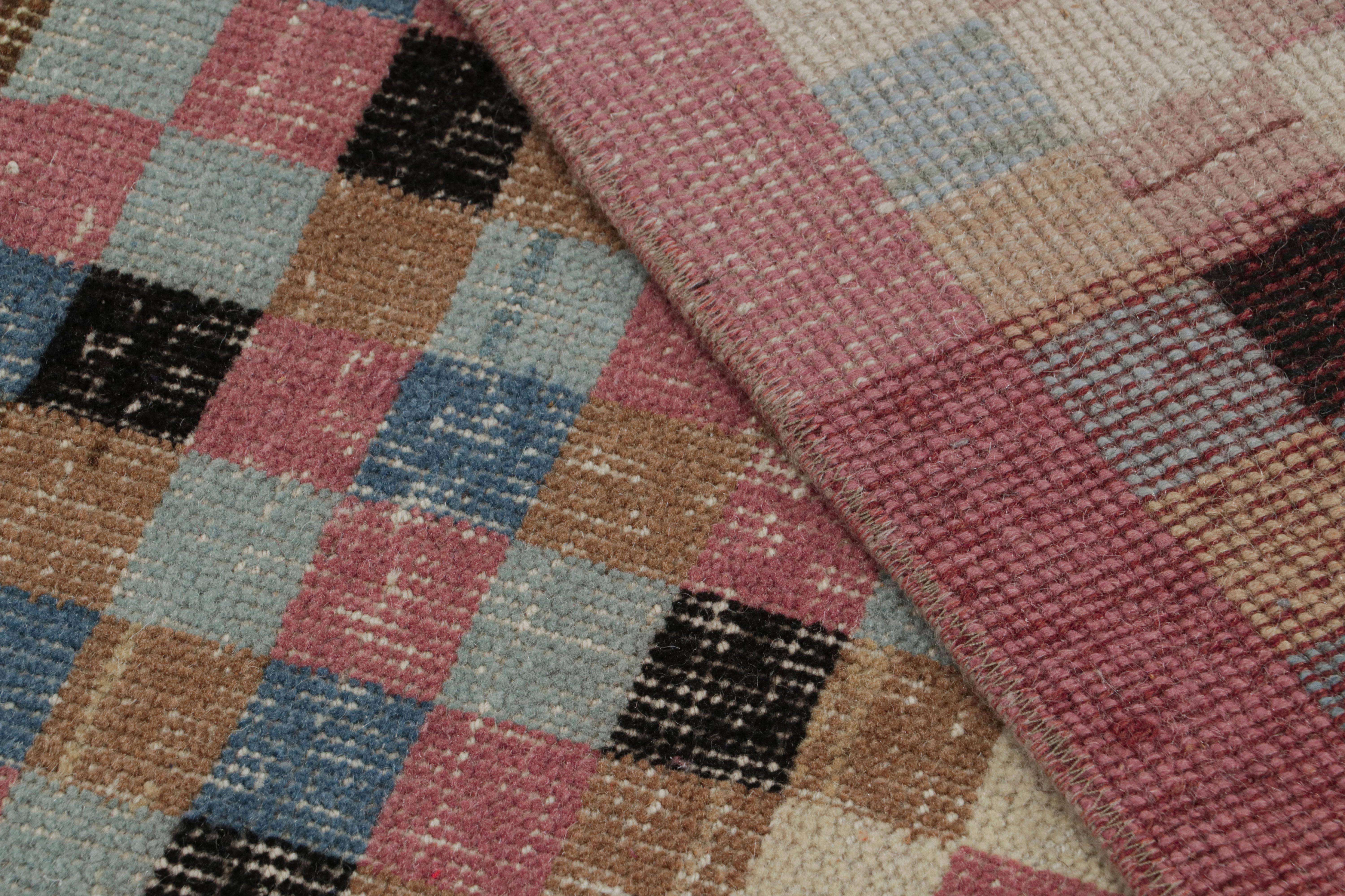 Alfombra vintage de lana rosa y azul con diseño de diamantes de Rug & Kilim mediados del siglo XX en venta