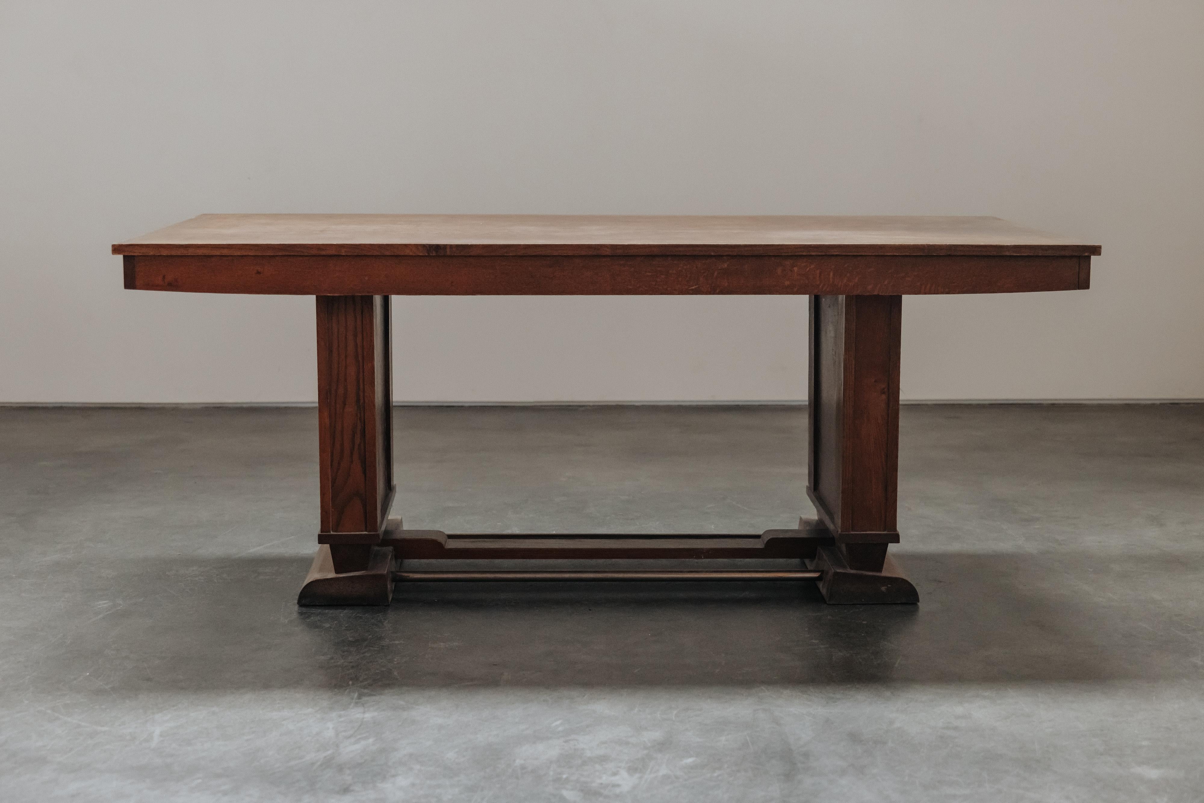 Table de salle à manger Vintage Midcentury Attribuée à Charles Dudouyt, France 1960.  Construction en chêne avec supports en laiton à la base.  Très légère patine et utilisation.