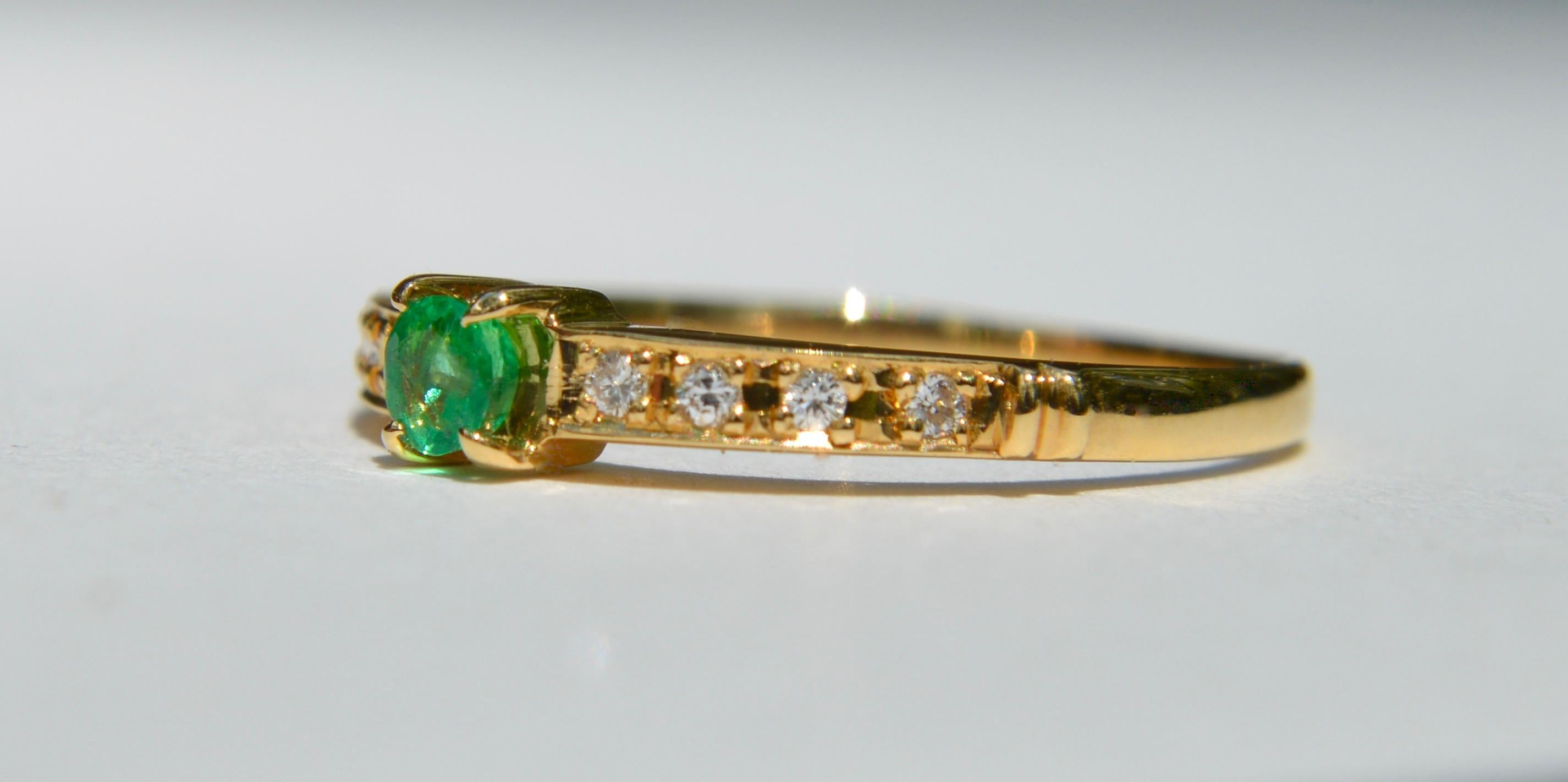Modernist Vintage Midcentury Era .11 Carat Emerald Diamond 18 Karat Gold Band Ring For Sale