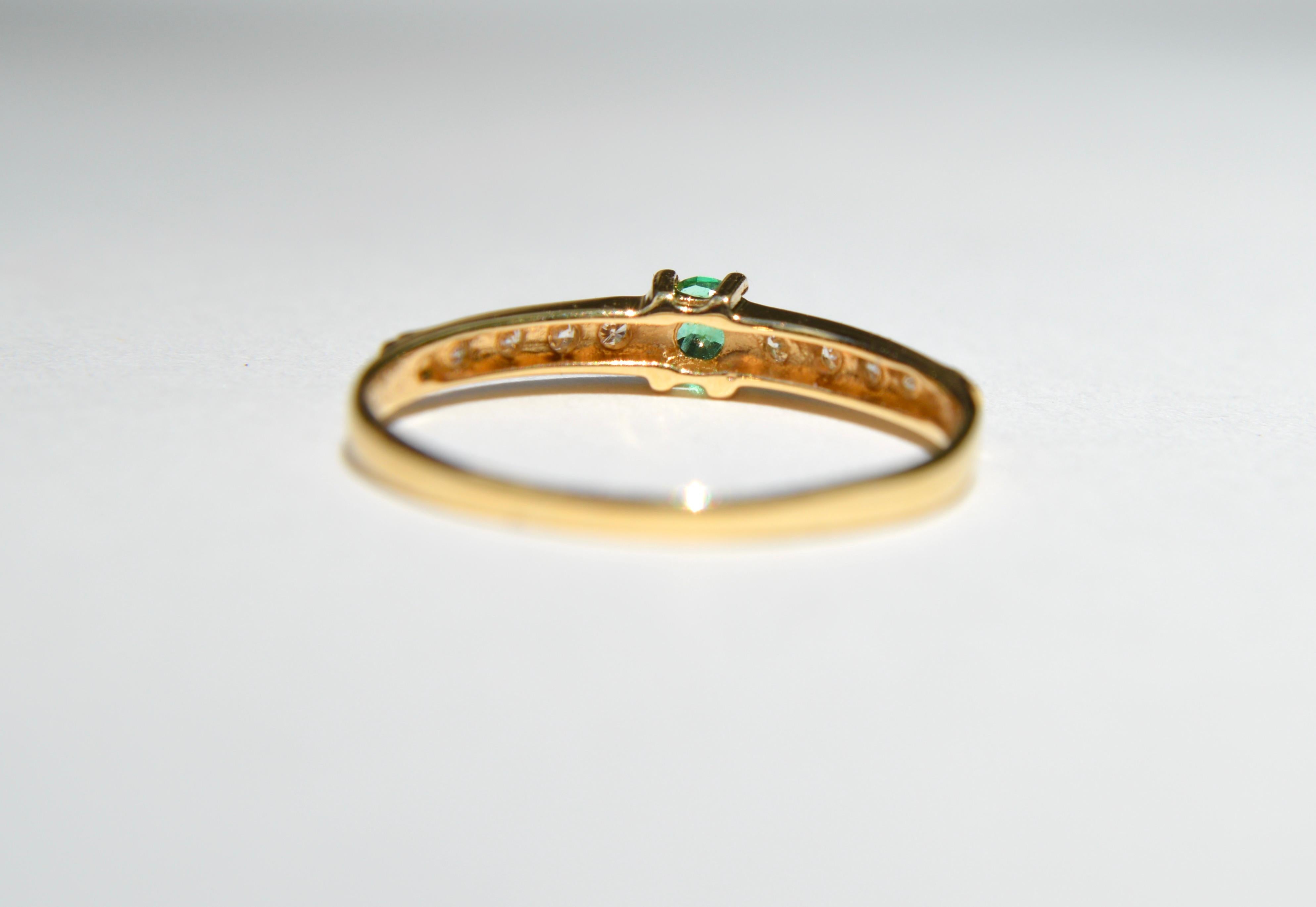 Round Cut Vintage Midcentury Era .11 Carat Emerald Diamond 18 Karat Gold Band Ring For Sale