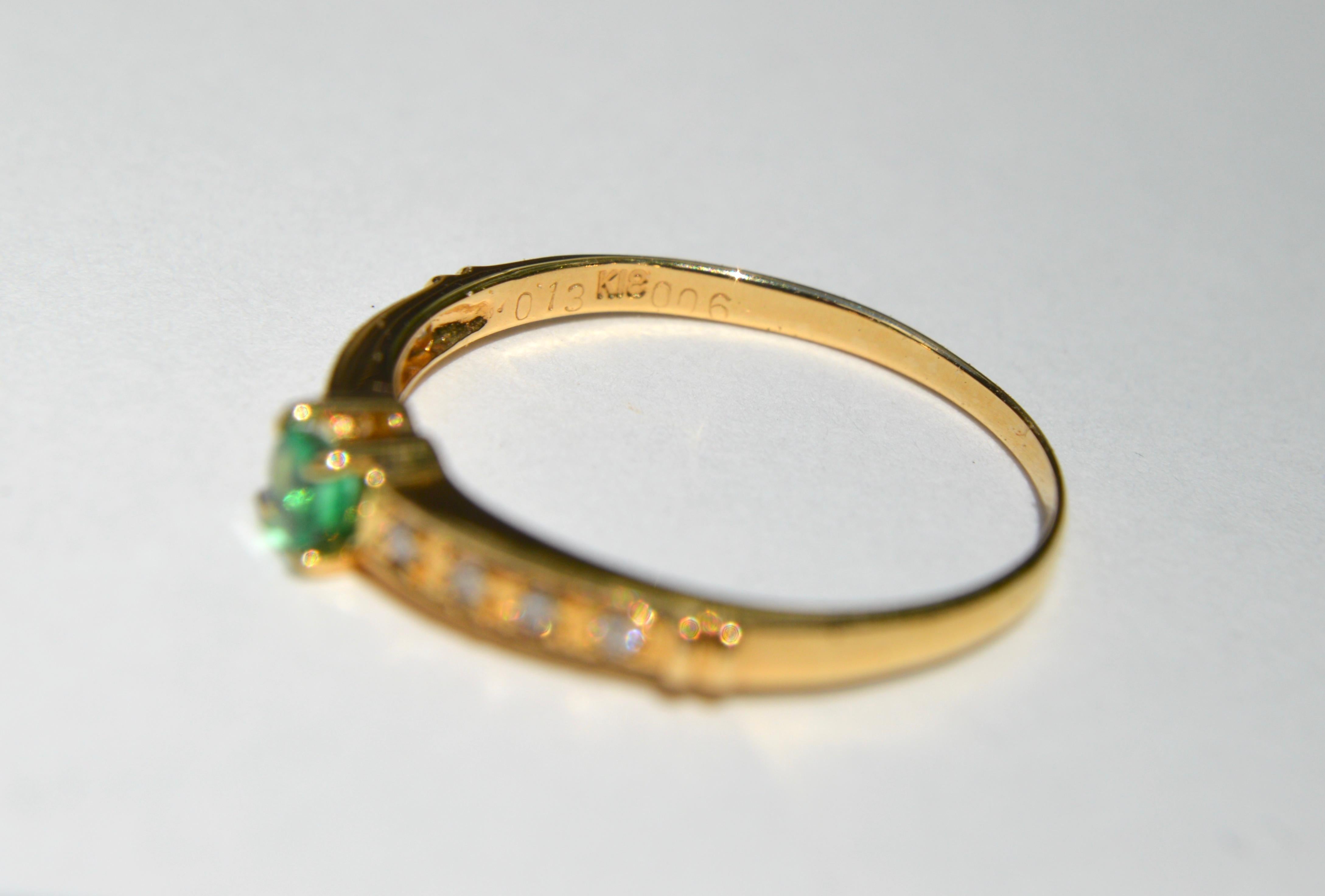 Vintage Midcentury Era .11 Carat Emerald Diamond 18 Karat Gold Band Ring In Good Condition For Sale In Crownsville, MD