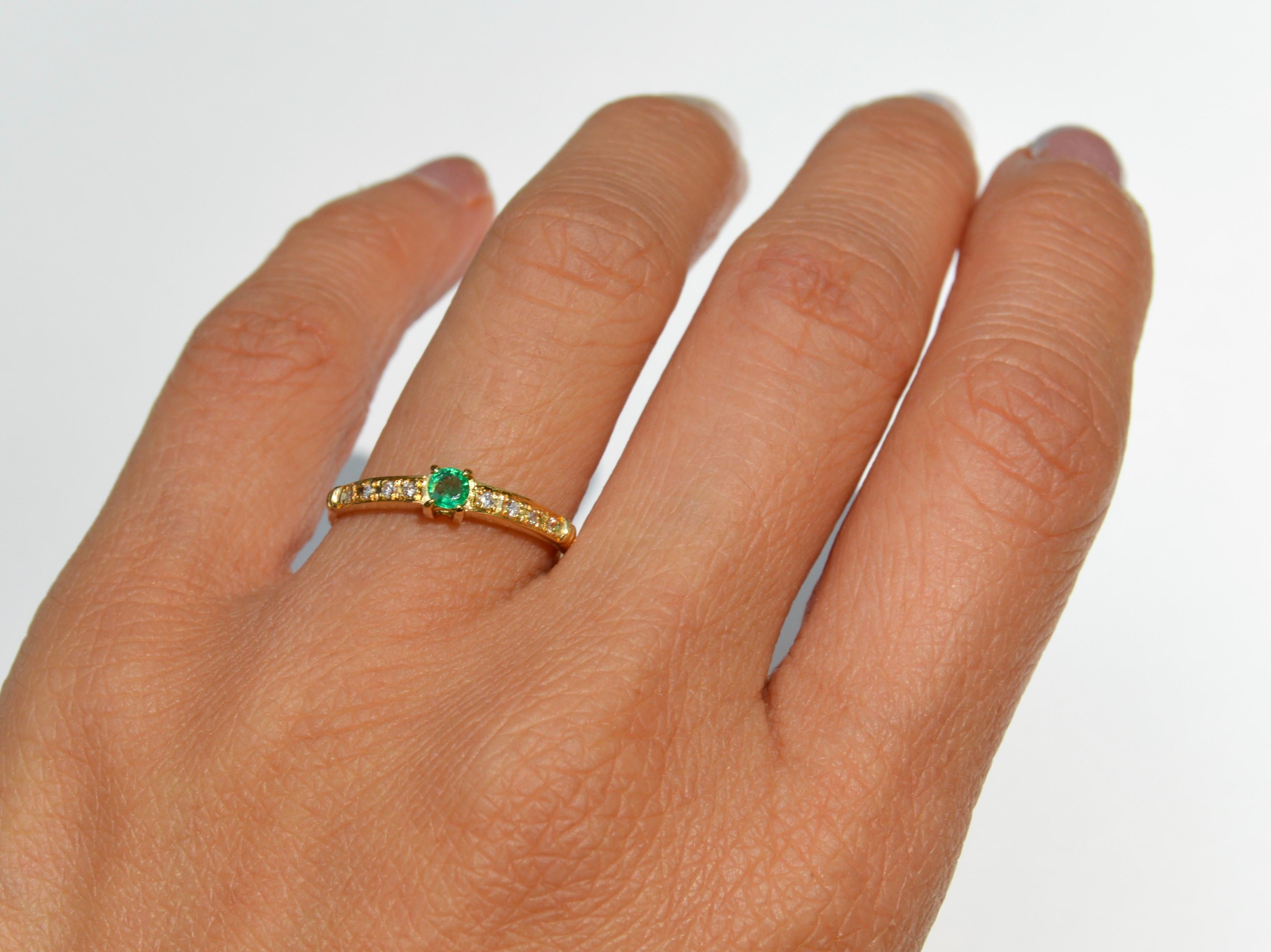 Women's or Men's Vintage Midcentury Era .11 Carat Emerald Diamond 18 Karat Gold Band Ring For Sale
