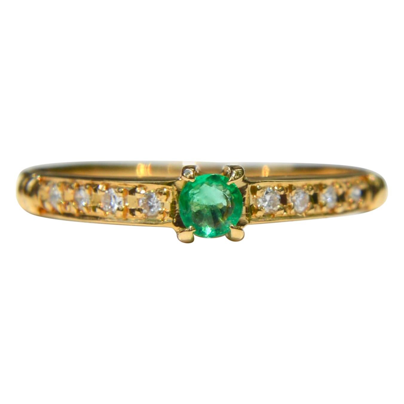 Vintage Midcentury Era .11 Carat Emerald Diamond 18 Karat Gold Band Ring For Sale